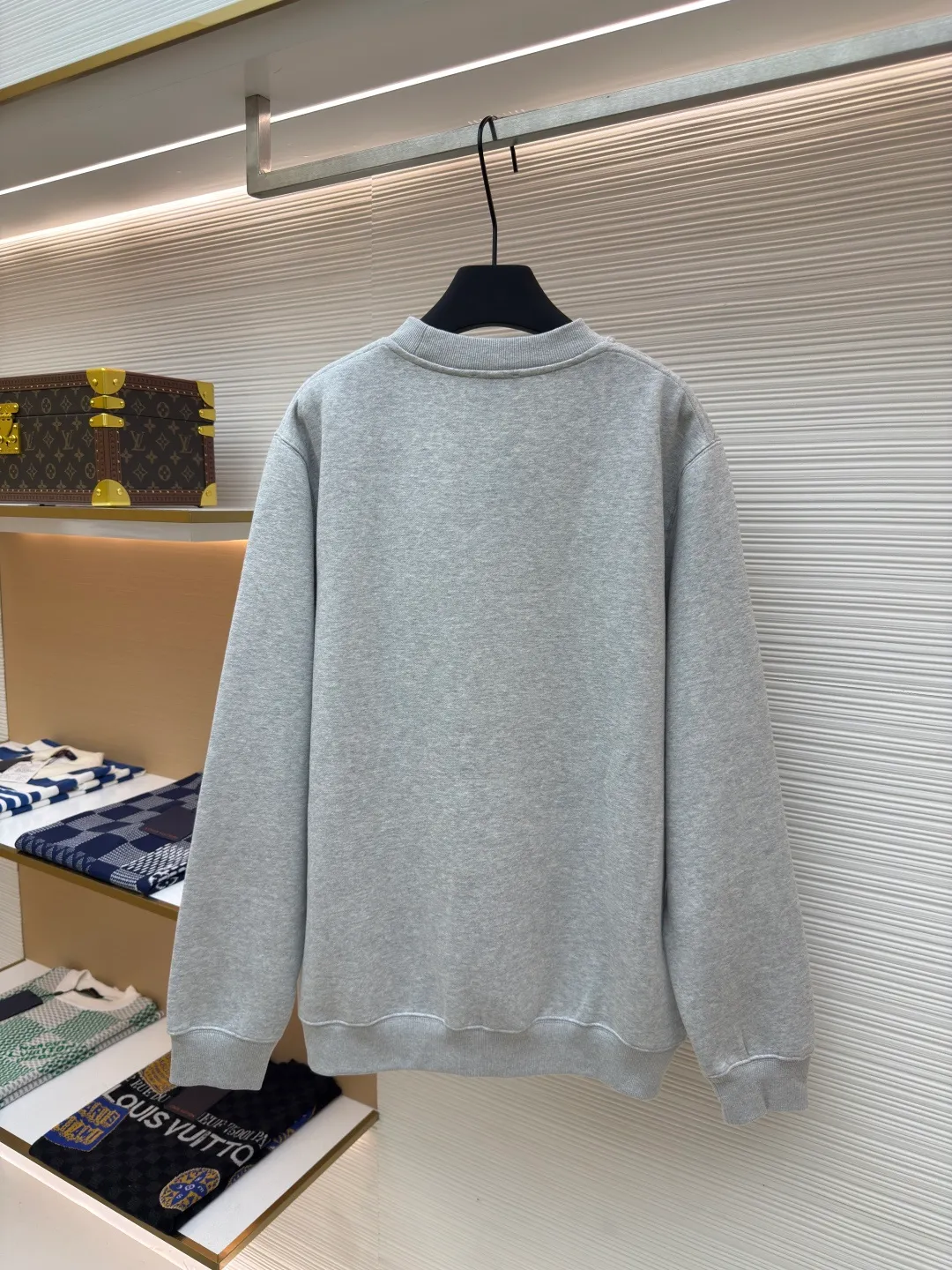 DIOR logo embroidered long-sleeved sweatshirt ●Authentic product: purchased and developed by 4174 ●Item number: 1680338-A65 ●Fabric: pure cotton fabric ●Technology: embroidery production ●Version: loose fit ●Weight: about 560 grams ●Size: S-M-L-XL ●Description: Made of customized cotton fabric, with classic high-density logo embroidery on the chest and velvet design on the inside. It can be matched with bottoms of the same season to create a fashionable look. It can be worn inside or outside to suit various occasions. Customized accessories, complete with three labels, same style for men and women!
