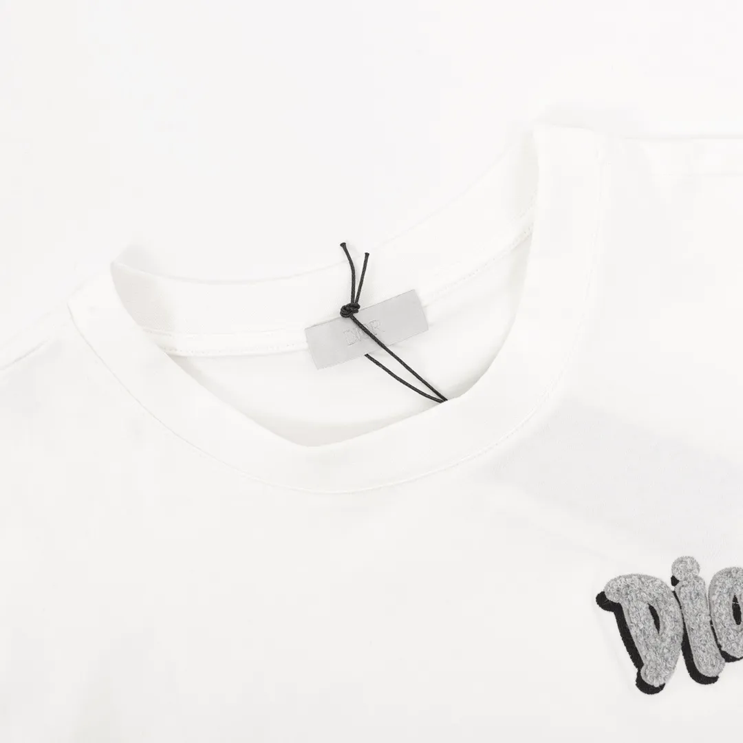 🅿️210 DIOR/Dior overlapping toothbrush embroidered logo short-sleeved TEE for couples, 24 summer limited new color combination, a simple yet detailed short-sleeved T-shirt, suitable for both men and women, which can satisfy your pursuit of quality while traveling handsomely. Made of 100% custom-woven knitted cotton with high grammage. The fabric has a solid and drapey feel, is skin-friendly and breathable, and has good moisture absorption and breathability. It also has a sense of wideness, and the upper body shape is outstanding and shows spirit. The Xiaodi logo design on the chest highlights the high-end sense of Big P. The logo uses heavy-duty shadow toothbrush embroidery technology to show a full three-dimensional effect, full of BIGGER! A lifestyle TEE that men and women can easily control in their daily lives! Same style for men and women Color: White Black Size: S-L
