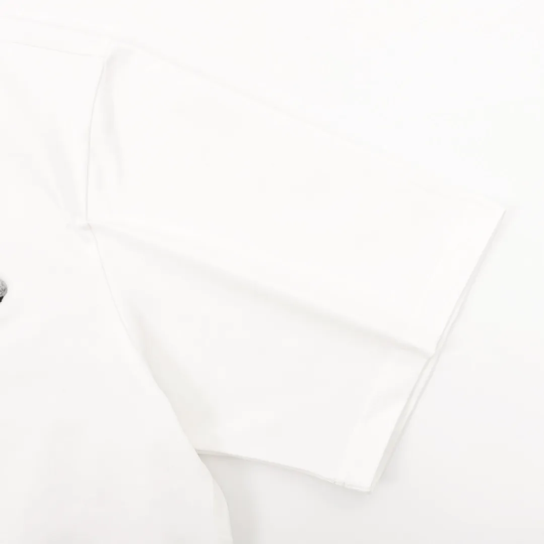 🅿️210 DIOR/Dior overlapping toothbrush embroidered logo short-sleeved TEE for couples, 24 summer limited new color combination, a simple yet detailed short-sleeved T-shirt, suitable for both men and women, which can satisfy your pursuit of quality while traveling handsomely. Made of 100% custom-woven knitted cotton with high grammage. The fabric has a solid and drapey feel, is skin-friendly and breathable, and has good moisture absorption and breathability. It also has a sense of wideness, and the upper body shape is outstanding and shows spirit. The Xiaodi logo design on the chest highlights the high-end sense of Big P. The logo uses heavy-duty shadow toothbrush embroidery technology to show a full three-dimensional effect, full of BIGGER! A lifestyle TEE that men and women can easily control in their daily lives! Same style for men and women Color: White Black Size: S-L