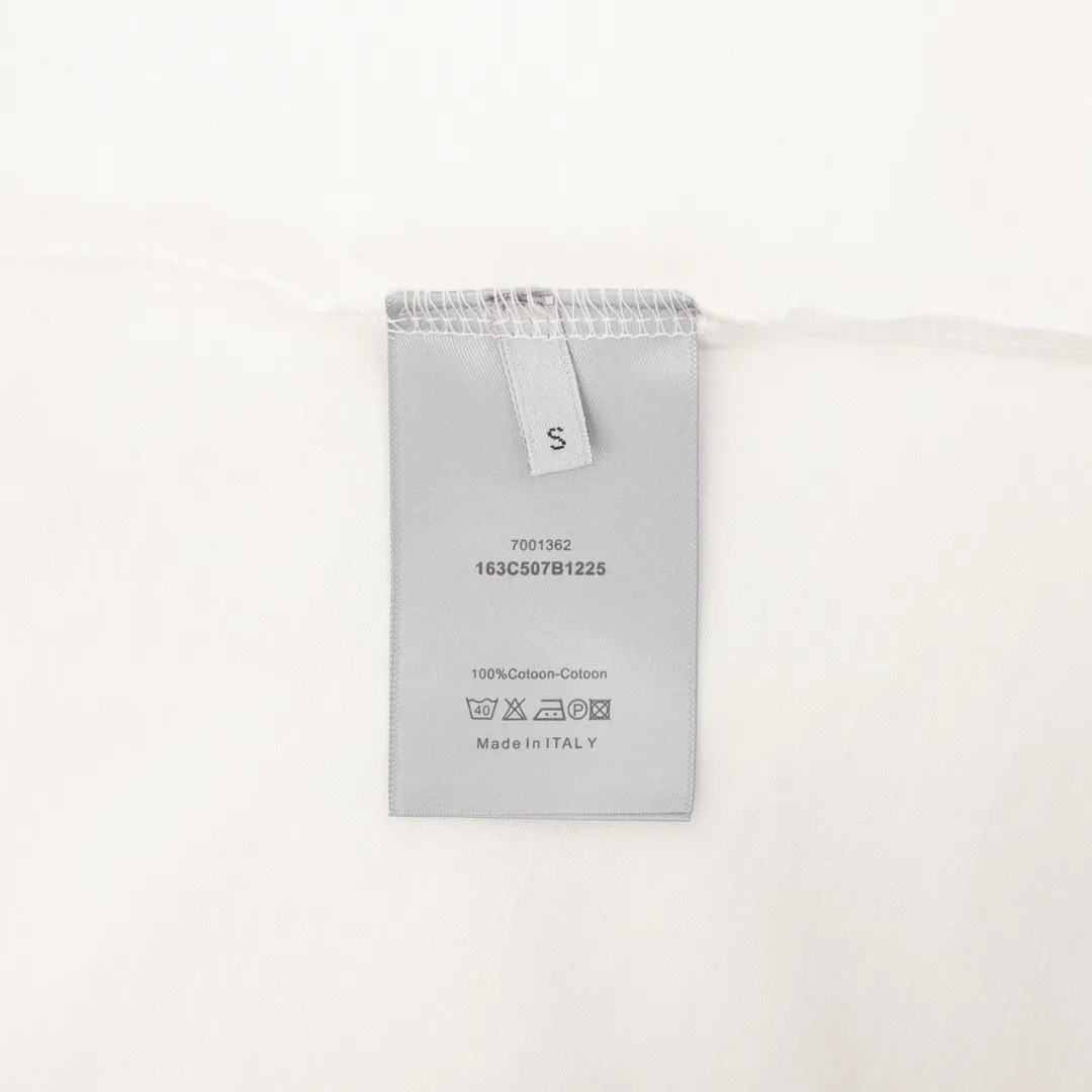 🅿️210 DIOR/Dior overlapping toothbrush embroidered logo short-sleeved TEE for couples, 24 summer limited new color combination, a simple yet detailed short-sleeved T-shirt, suitable for both men and women, which can satisfy your pursuit of quality while traveling handsomely. Made of 100% custom-woven knitted cotton with high grammage. The fabric has a solid and drapey feel, is skin-friendly and breathable, and has good moisture absorption and breathability. It also has a sense of wideness, and the upper body shape is outstanding and shows spirit. The Xiaodi logo design on the chest highlights the high-end sense of Big P. The logo uses heavy-duty shadow toothbrush embroidery technology to show a full three-dimensional effect, full of BIGGER! A lifestyle TEE that men and women can easily control in their daily lives! Same style for men and women Color: White Black Size: S-L