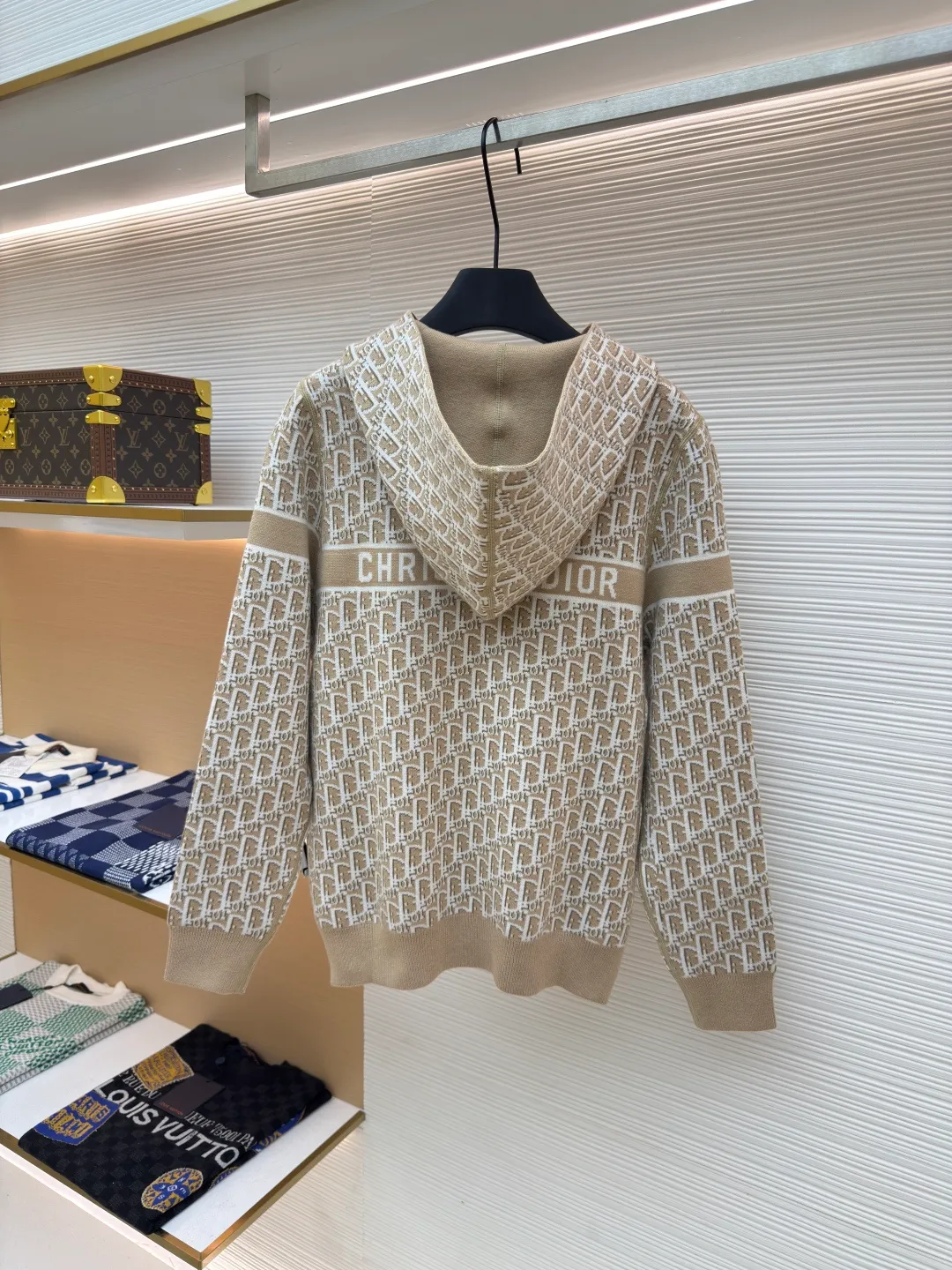 DIOR double-sided cashmere zipper jacket ●Item number: 1680430-B50 ●Fabric: Cashmere fabric ●Technology: Knitting ●Version: Fitted version ●Weight: about 920 grams ●Size: S-M-L-XL-XXL ●Description: Made of high-weight cashmere, warm, soft and comfortable! Reversible knit sweater with navy blue on one side and signature Oblique print on the other for a classic reversible look. The double-sided zipper with custom molding can be matched at will and the classic is reproduced. The overall wiring is straight and delicate, the fabric is comfortable and soft, and the color is consistent without color difference. It can be matched with the same style to create a fashionable look and control various occasions. Customized accessories, complete with three standards, same style for men and women!