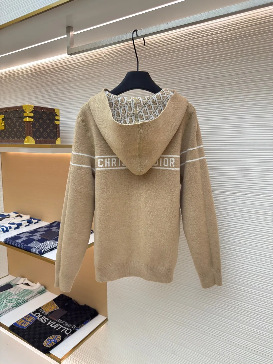 DIOR double-sided cashmere zipper jacket ●Item number: 1680430-B50 ●Fabric: Cashmere fabric ●Technology: Knitting ●Version: Fitted version ●Weight: about 920 grams ●Size: S-M-L-XL-XXL ●Description: Made of high-weight cashmere, warm, soft and comfortable! Reversible knit sweater with navy blue on one side and signature Oblique print on the other for a classic reversible look. The double-sided zipper with custom molding can be matched at will and the classic is reproduced. The overall wiring is straight and delicate, the fabric is comfortable and soft, and the color is consistent without color difference. It can be matched with the same style to create a fashionable look and control various occasions. Customized accessories, complete with three standards, same style for men and women!