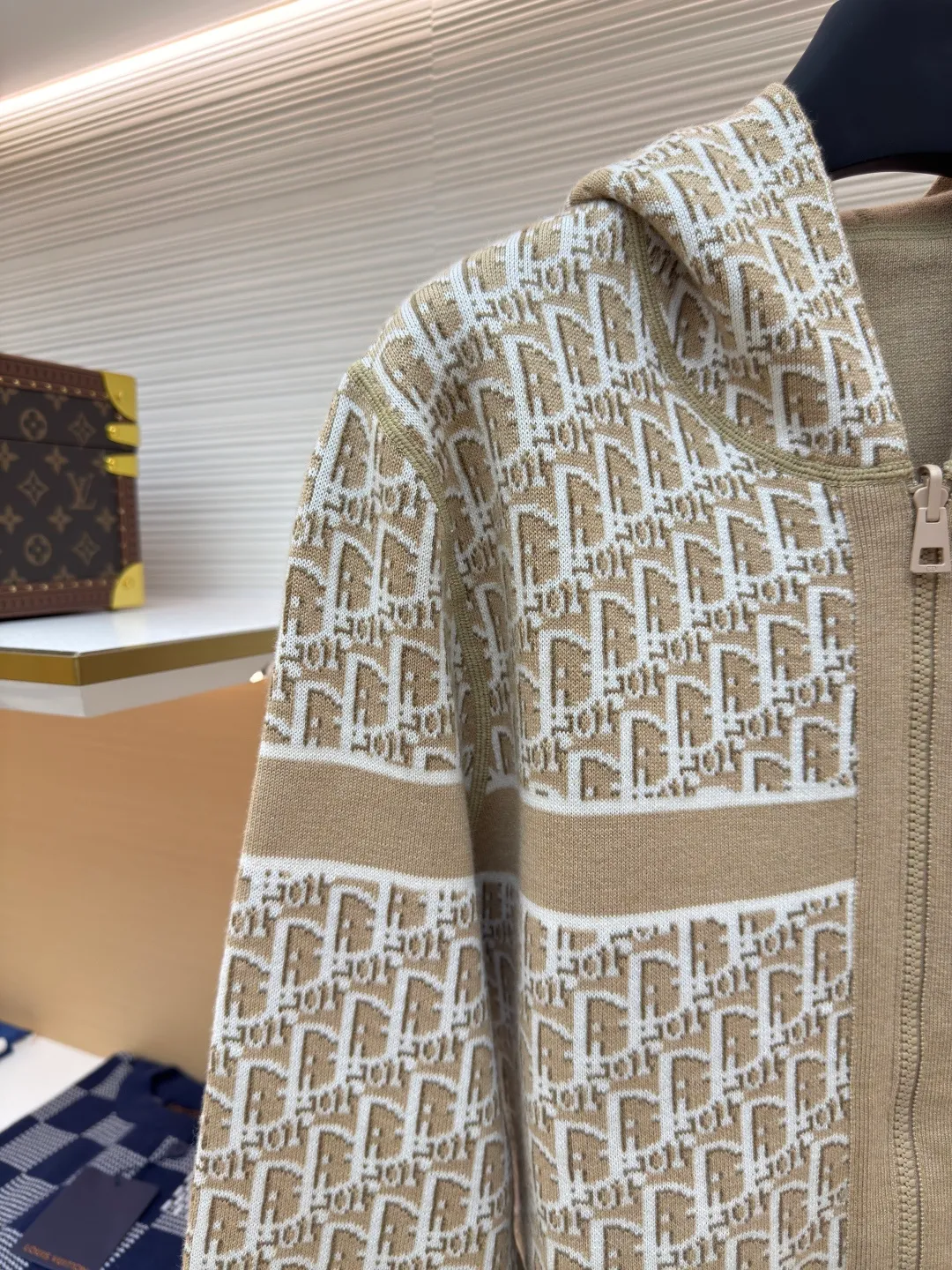 DIOR double-sided cashmere zipper jacket ●Item number: 1680430-B50 ●Fabric: Cashmere fabric ●Technology: Knitting ●Version: Fitted version ●Weight: about 920 grams ●Size: S-M-L-XL-XXL ●Description: Made of high-weight cashmere, warm, soft and comfortable! Reversible knit sweater with navy blue on one side and signature Oblique print on the other for a classic reversible look. The double-sided zipper with custom molding can be matched at will and the classic is reproduced. The overall wiring is straight and delicate, the fabric is comfortable and soft, and the color is consistent without color difference. It can be matched with the same style to create a fashionable look and control various occasions. Customized accessories, complete with three standards, same style for men and women!