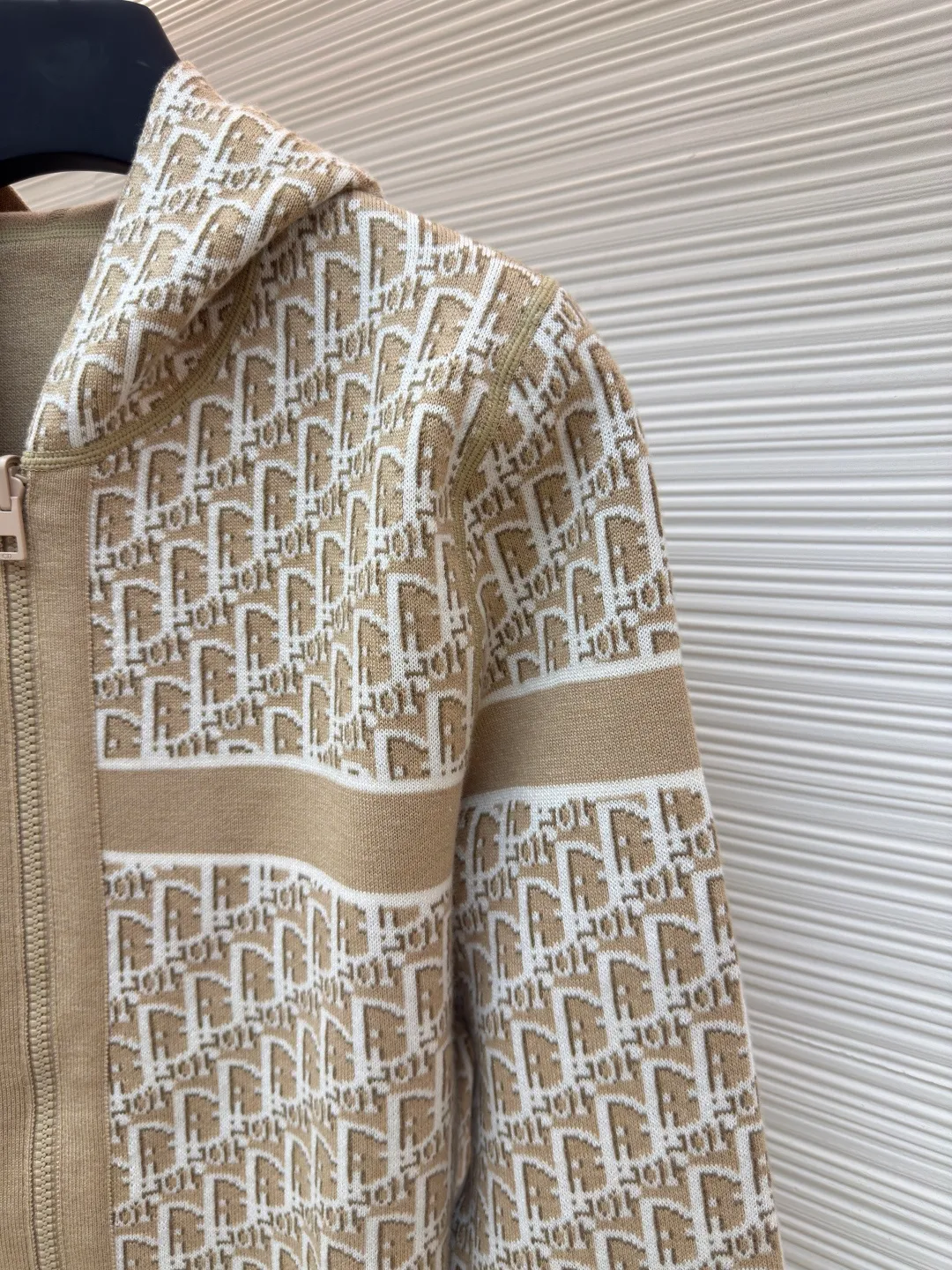 DIOR double-sided cashmere zipper jacket ●Item number: 1680430-B50 ●Fabric: Cashmere fabric ●Technology: Knitting ●Version: Fitted version ●Weight: about 920 grams ●Size: S-M-L-XL-XXL ●Description: Made of high-weight cashmere, warm, soft and comfortable! Reversible knit sweater with navy blue on one side and signature Oblique print on the other for a classic reversible look. The double-sided zipper with custom molding can be matched at will and the classic is reproduced. The overall wiring is straight and delicate, the fabric is comfortable and soft, and the color is consistent without color difference. It can be matched with the same style to create a fashionable look and control various occasions. Customized accessories, complete with three standards, same style for men and women!