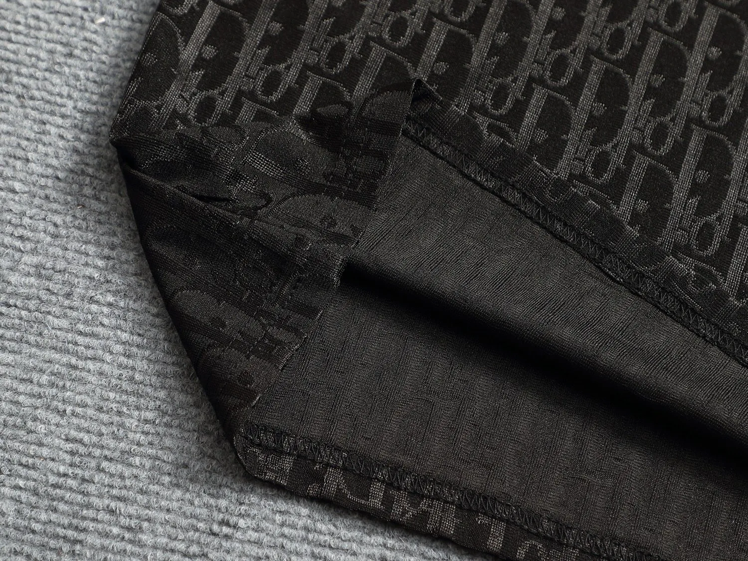 🅿️170 Doir Dior micro-wide version XS-L new exclusive limited edition 25 years of the latest and top-notch full printed logo dark pattern towel embroidered letter logo plaid patch on the back of both sleeves exquisite heavy craftsmanship As the leader in the luxury world, 280g washed fabric T-shirts, D family is well-deserved. The first thing that catches the eye on the piece I am going to talk about today is the two loose and comfortable styles~~The ribbed round neck is the best modification of its version, while B family has the upper body LOGO listed on the front, and the unique pin design uses a color matching design to highlight the texture! Cow Black and white, the most traditional modification method and the simplest color scale contrast form the strongest and direct contrast, and this is often the most concise and clear minimalist modification method~~A nostalgic classic atmosphere also spreads in this work inadvertently! ! Coupled with the blessing of pure cotton material, both the upper body comfort and the existence are unparalleled. It can be said to be a must-have companion in summer. The excellent breathability and comfortable wearing feeling are unparalleled~ Recommended! ! Size: XS S M L Color: Black White Navy Size Chart: