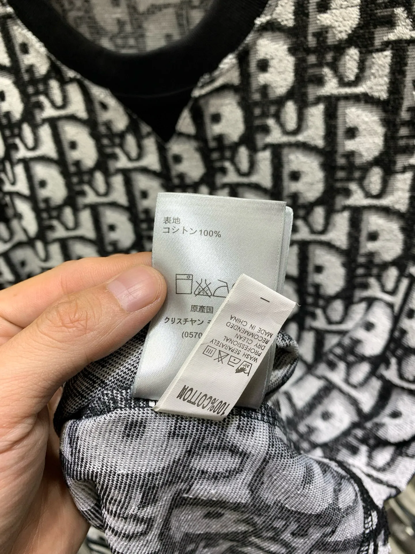 🅿️220 🀄️ DIOR Dior 25ss all-over printed jacquard knitted towel short sleeves. Original purchase: 7,700. The fabric is made of custom-woven 21-count plain weave base 280g pure cotton jacquard knitted fabric. It is interwoven with imported special German gamma cylinder towel machine. 28-cylinder fine thread weaving. The bottom is not grasped first for easy adhesion. It is penetrated and fixed twice before being evaporated and washed. Soft and breathable positioning printing allows each pattern to be perfectly restored. Full-width counter-positioned burnt pattern pieces to restore the brightness of colors. Repeated test pieces to adjust the color difference and then carry out second-step hair picking at the bottom. Jacquard positioning of the front horizontal bar strips. Laser positioning of hand-cut flower pieces. Patterns arranged in bands at the back. The front and rear panels are cut along the same direction. Fully manual flower cutting. The base layer looks great when worn alone. It is better to match the same style.