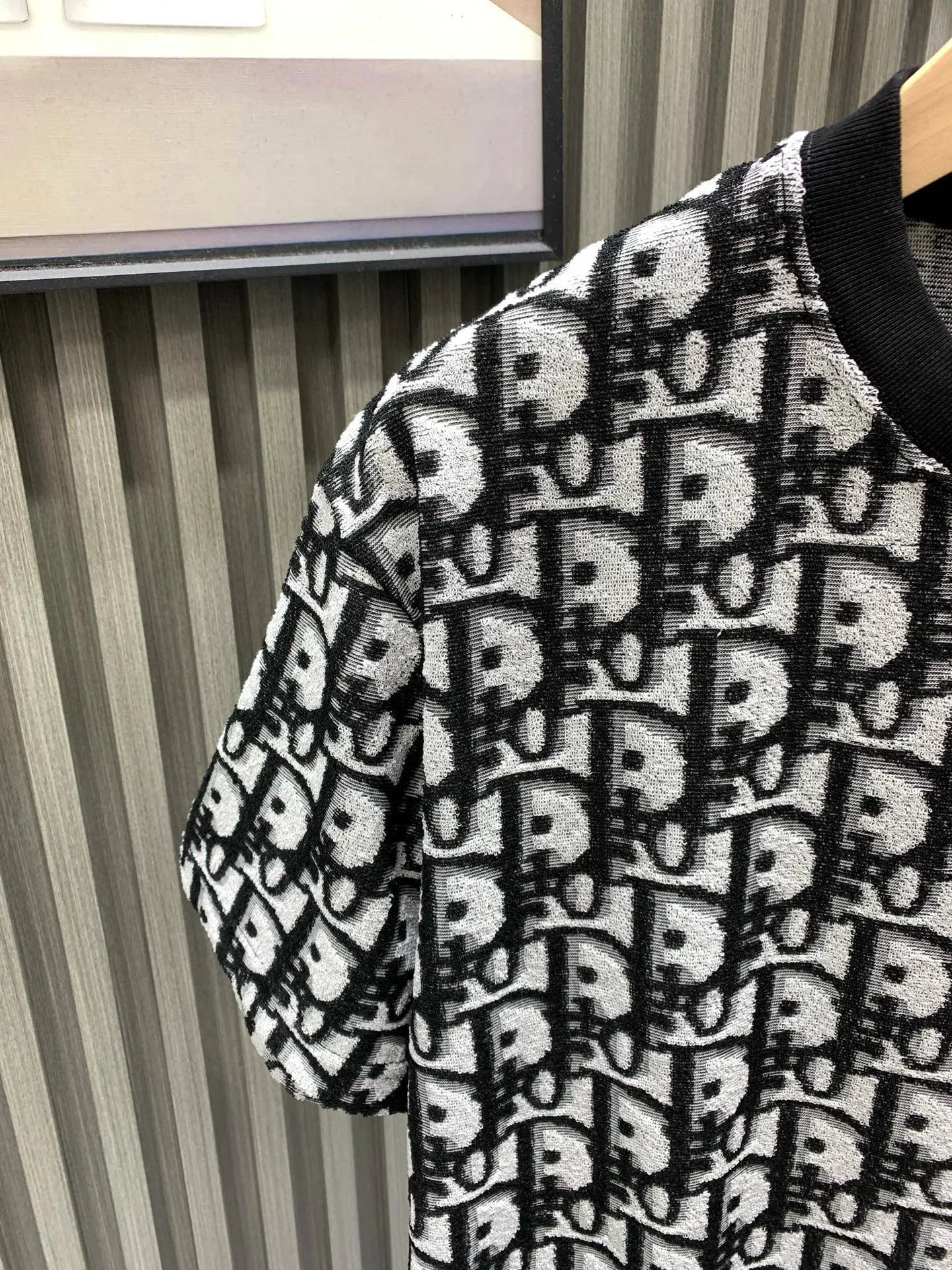🅿️220 🀄️ DIOR Dior 25ss all-over printed jacquard knitted towel short sleeves. Original purchase: 7,700. The fabric is made of custom-woven 21-count plain weave base 280g pure cotton jacquard knitted fabric. It is interwoven with imported special German gamma cylinder towel machine. 28-cylinder fine thread weaving. The bottom is not grasped first for easy adhesion. It is penetrated and fixed twice before being evaporated and washed. Soft and breathable positioning printing allows each pattern to be perfectly restored. Full-width counter-positioned burnt pattern pieces to restore the brightness of colors. Repeated test pieces to adjust the color difference and then carry out second-step hair picking at the bottom. Jacquard positioning of the front horizontal bar strips. Laser positioning of hand-cut flower pieces. Patterns arranged in bands at the back. The front and rear panels are cut along the same direction. Fully manual flower cutting. The base layer looks great when worn alone. It is better to match the same style.