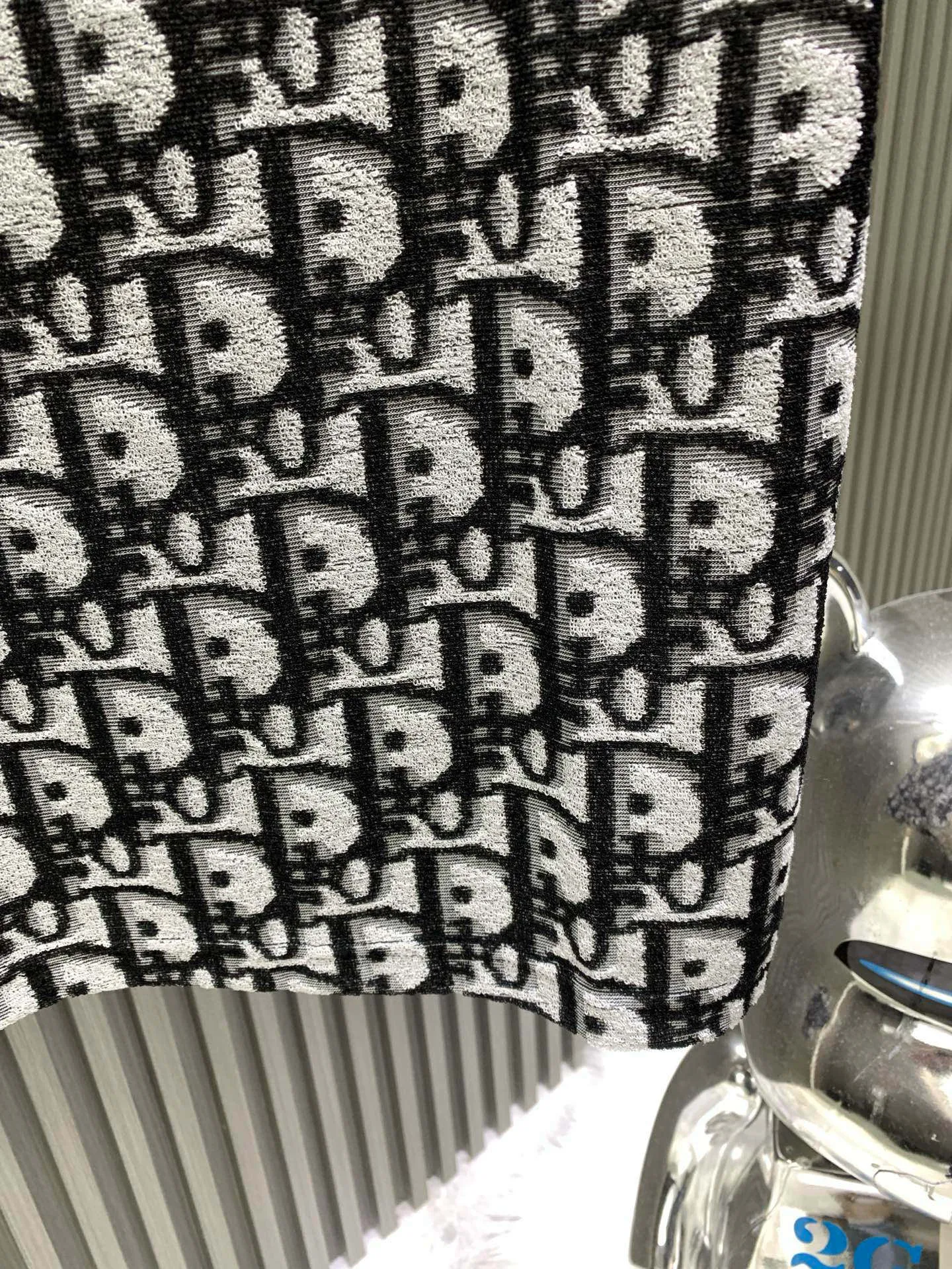 🅿️220 🀄️ DIOR Dior 25ss all-over printed jacquard knitted towel short sleeves. Original purchase: 7,700. The fabric is made of custom-woven 21-count plain weave base 280g pure cotton jacquard knitted fabric. It is interwoven with imported special German gamma cylinder towel machine. 28-cylinder fine thread weaving. The bottom is not grasped first for easy adhesion. It is penetrated and fixed twice before being evaporated and washed. Soft and breathable positioning printing allows each pattern to be perfectly restored. Full-width counter-positioned burnt pattern pieces to restore the brightness of colors. Repeated test pieces to adjust the color difference and then carry out second-step hair picking at the bottom. Jacquard positioning of the front horizontal bar strips. Laser positioning of hand-cut flower pieces. Patterns arranged in bands at the back. The front and rear panels are cut along the same direction. Fully manual flower cutting. The base layer looks great when worn alone. It is better to match the same style.