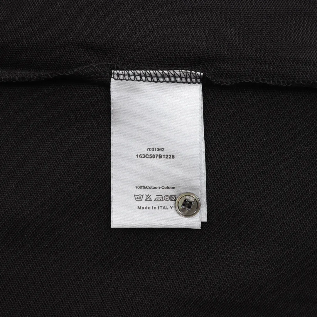 🅿️270 DIOR/Dior CD embroidered LOGO short-sleeved POLO shirt is made of cotton pique mesh fabric, custom-made material 260g long-staple cotton, the collar is made of a dual-system jacquard flat knitting machine, elastic and non-deformable, all the clothes are bound with original cloth, double-layered front chest, no open stitching, no loose edges, cuffs, front chest bottom, shoulder seam bone, three labels for customized accessories! Fashionable and versatile, if you want to wear a fashionable street style, many bloggers on Xiaohongshu recommend this Polo shirt at the right time. The details are more careful to strengthen the collar shape, and it will not deform after being worn and washed for a long time. It is absolutely high-quality and perfect! size：S-L