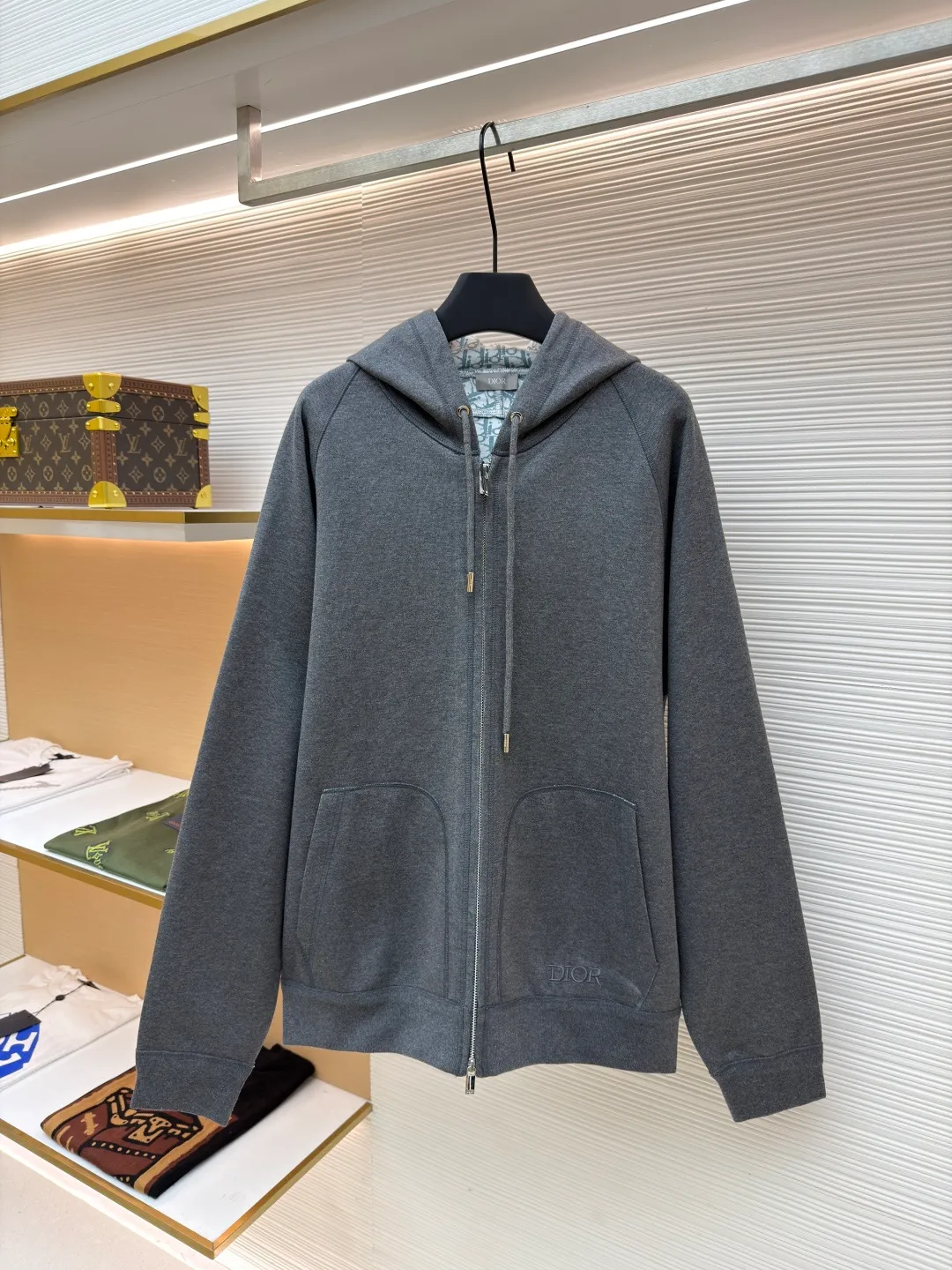Dior presbyopic wool cashmere hooded cardigan jacket ●Original version: purchased and developed for 17500 ●Item number: 1680899-C00 ●Fabric: wool cashmere fabric ●Technology: Jacquard texture production ●Version: fitted version ●Weight: about 955 grams ●Size: S-M-L-XL ●Description: The fabric is made of cashmere fabric, containing 50% wool and pure cotton, with original hemming inside, jacquard letters, integrated design. One side has a solid color logo, and the spliced side has a classic presbyopia. It can be worn on both sides to change the style at any time. Customized imported velvet imported machine weaving, the material is conscientious and full of high-end texture. It is comfortable to wear and skin-friendly. It is made by a large factory and has perfect details and texture. The fabric is made of imported cashmere yarn. New product for early autumn! Hot style return! New version of dropped shoulder design High-grade navy blue presbyopic logo zipper cashmere jacket. Reversible. The letter jacquard texture on the back is luxurious and handsome. The hooded design is fashionable and advanced. The classic version does not make people look slimmer. Highly recommended! The overall wiring is straight and delicate, the fabric is comfortable and soft, and the color is consistent without color difference. It can be matched with the same style to create a fashionable look and control various occasions. Customized accessories, complete with three standards, same style for men and women!