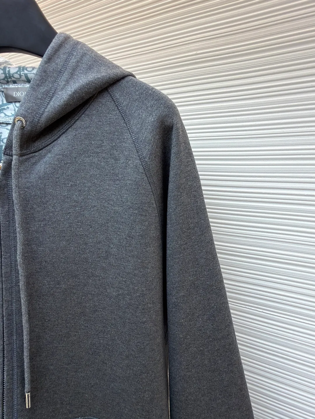 Dior presbyopic wool cashmere hooded cardigan jacket ●Original version: purchased and developed for 17500 ●Item number: 1680899-C00 ●Fabric: wool cashmere fabric ●Technology: Jacquard texture production ●Version: fitted version ●Weight: about 955 grams ●Size: S-M-L-XL ●Description: The fabric is made of cashmere fabric, containing 50% wool and pure cotton, with original hemming inside, jacquard letters, integrated design. One side has a solid color logo, and the spliced side has a classic presbyopia. It can be worn on both sides to change the style at any time. Customized imported velvet imported machine weaving, the material is conscientious and full of high-end texture. It is comfortable to wear and skin-friendly. It is made by a large factory and has perfect details and texture. The fabric is made of imported cashmere yarn. New product for early autumn! Hot style return! New version of dropped shoulder design High-grade navy blue presbyopic logo zipper cashmere jacket. Reversible. The letter jacquard texture on the back is luxurious and handsome. The hooded design is fashionable and advanced. The classic version does not make people look slimmer. Highly recommended! The overall wiring is straight and delicate, the fabric is comfortable and soft, and the color is consistent without color difference. It can be matched with the same style to create a fashionable look and control various occasions. Customized accessories, complete with three standards, same style for men and women!