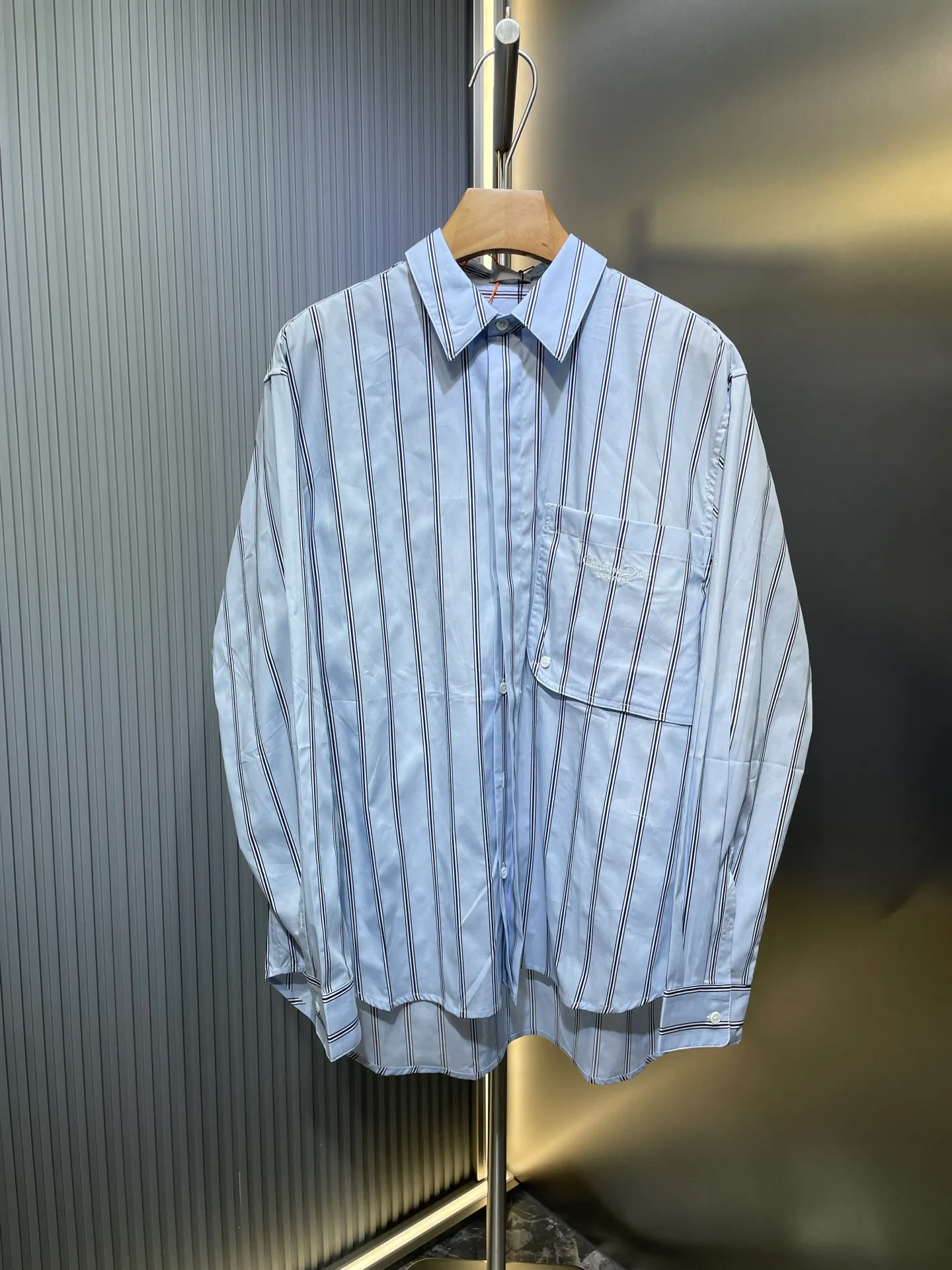 🅿️500 DR🔥The Dior men's wear series made a wonderful appearance at the launch show, using fashionable tailoring to highlight the beauty of workwear. Crafted from blue striped cotton, it features Cistian Couture embroidery on the chest pocket. Oversized fit for a casual look! Same style for men and women. Size: S.M.L.XL three standards complete