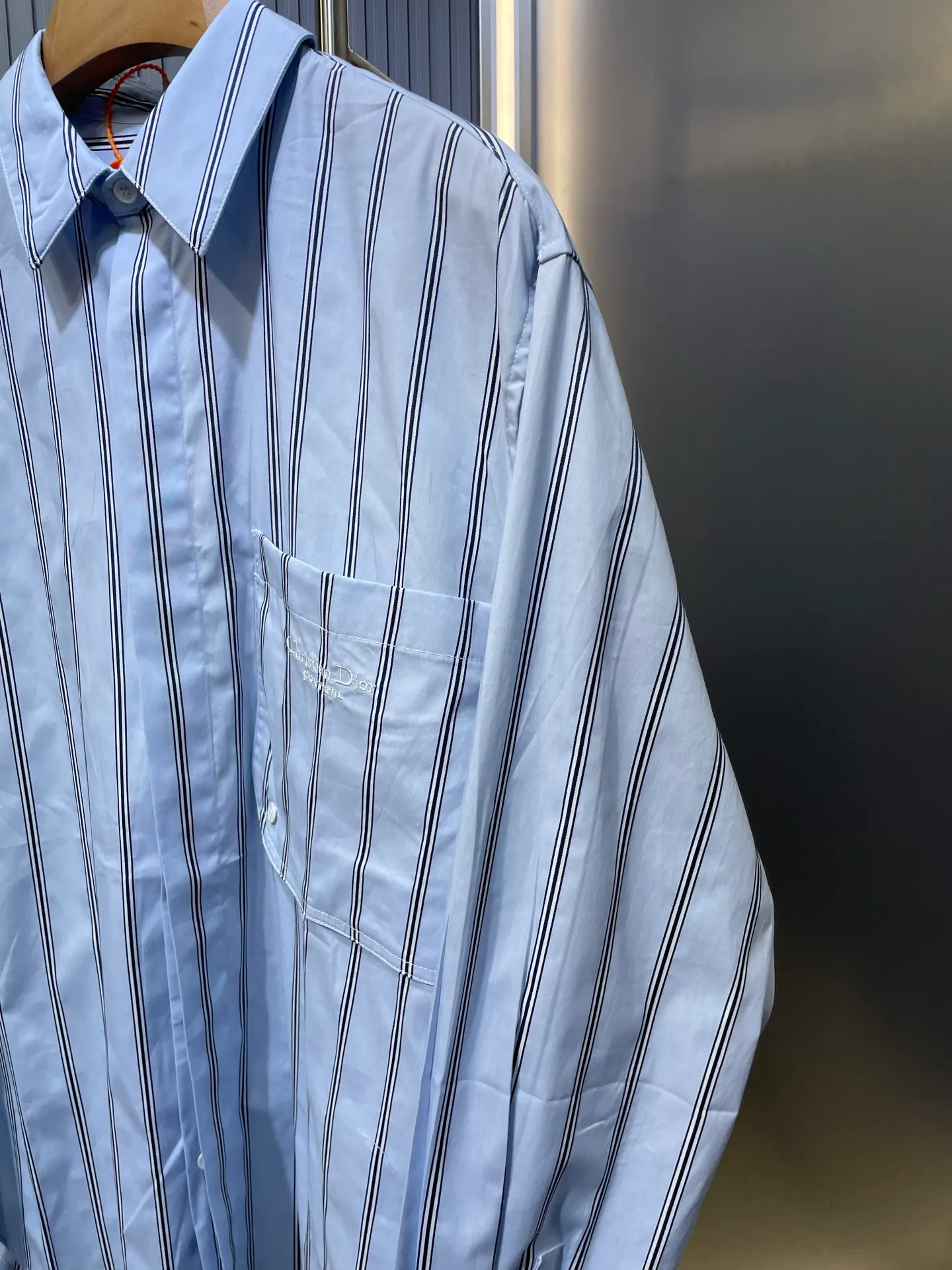 🅿️500 DR🔥The Dior men's wear series made a wonderful appearance at the launch show, using fashionable tailoring to highlight the beauty of workwear. Crafted from blue striped cotton, it features Cistian Couture embroidery on the chest pocket. Oversized fit for a casual look! Same style for men and women. Size: S.M.L.XL three standards complete