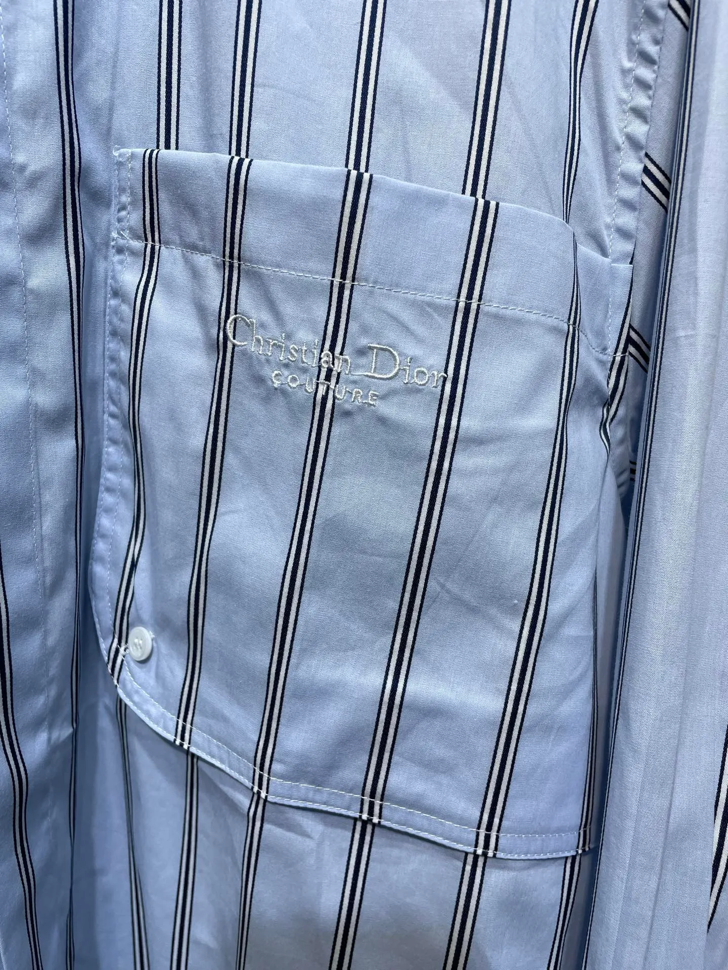 🅿️500 DR🔥The Dior men's wear series made a wonderful appearance at the launch show, using fashionable tailoring to highlight the beauty of workwear. Crafted from blue striped cotton, it features Cistian Couture embroidery on the chest pocket. Oversized fit for a casual look! Same style for men and women. Size: S.M.L.XL three standards complete