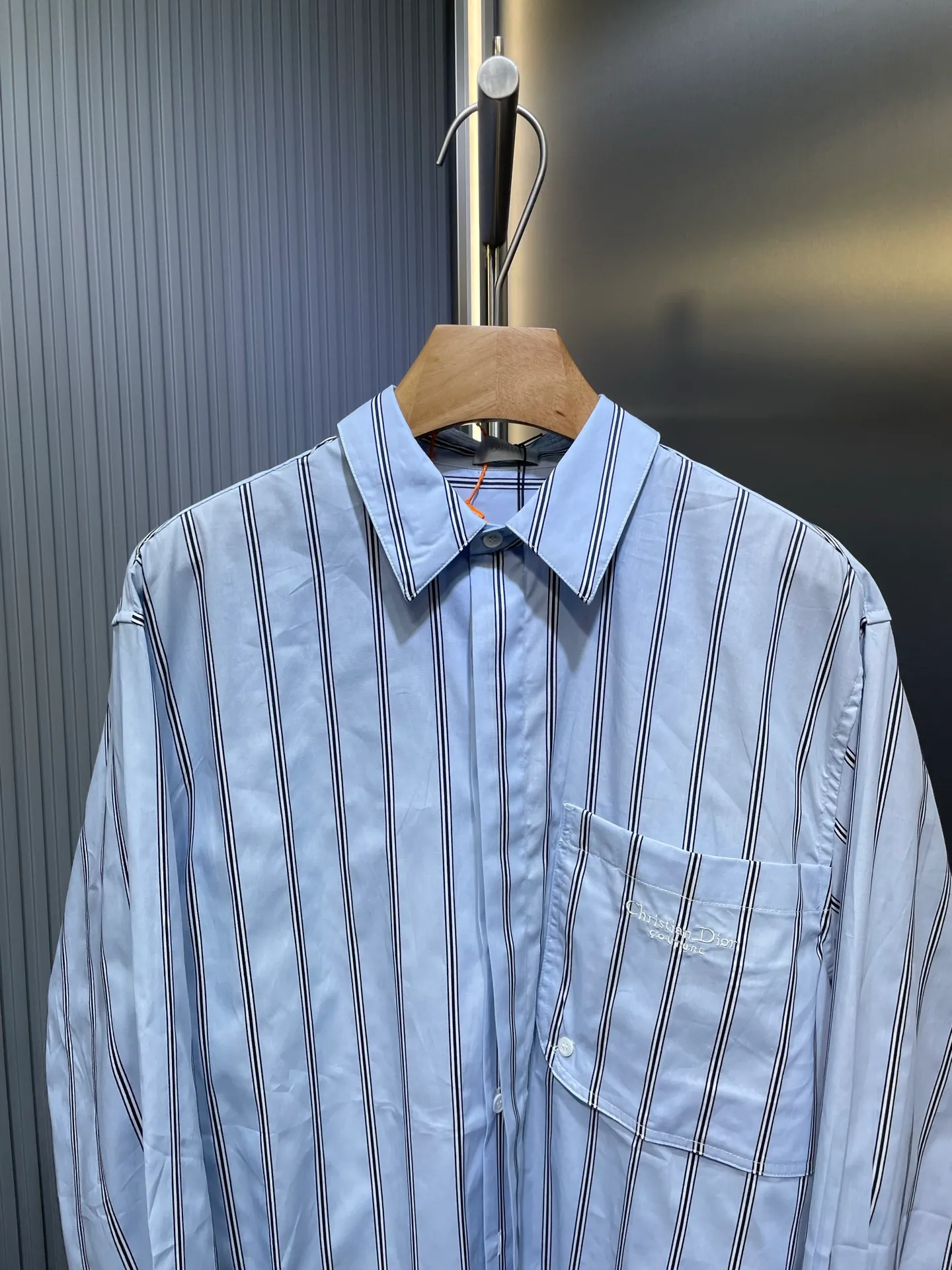 🅿️500 DR🔥The Dior men's wear series made a wonderful appearance at the launch show, using fashionable tailoring to highlight the beauty of workwear. Crafted from blue striped cotton, it features Cistian Couture embroidery on the chest pocket. Oversized fit for a casual look! Same style for men and women. Size: S.M.L.XL three standards complete