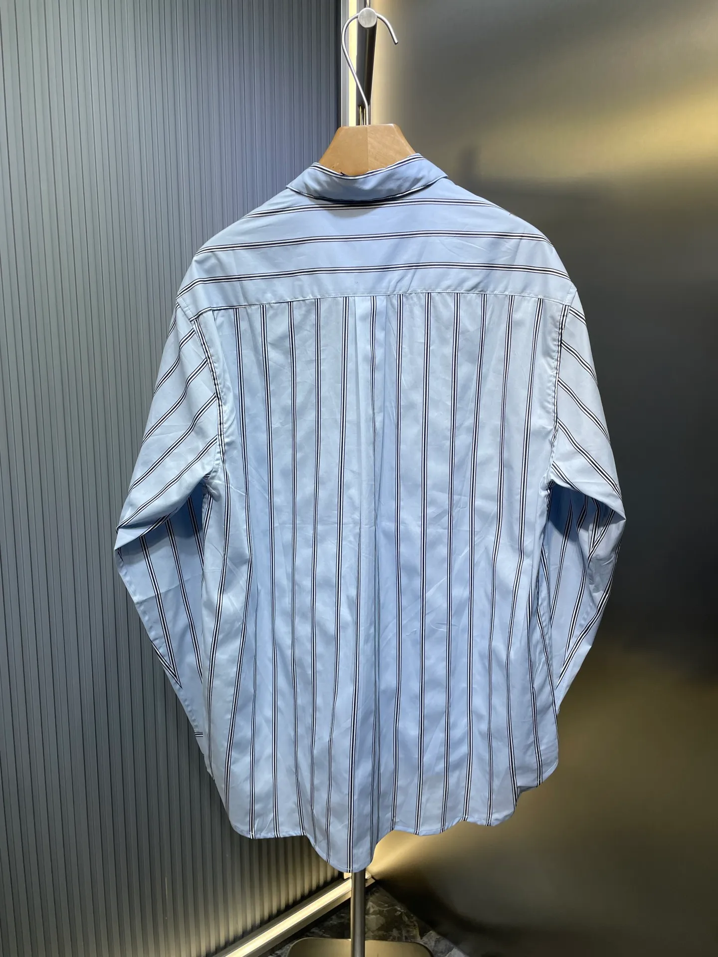 🅿️500 DR🔥The Dior men's wear series made a wonderful appearance at the launch show, using fashionable tailoring to highlight the beauty of workwear. Crafted from blue striped cotton, it features Cistian Couture embroidery on the chest pocket. Oversized fit for a casual look! Same style for men and women. Size: S.M.L.XL three standards complete