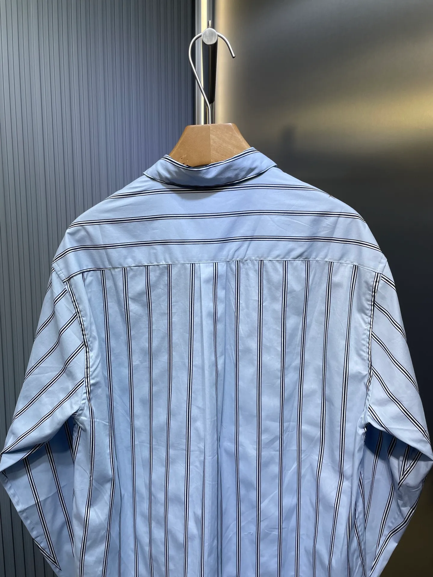 🅿️500 DR🔥The Dior men's wear series made a wonderful appearance at the launch show, using fashionable tailoring to highlight the beauty of workwear. Crafted from blue striped cotton, it features Cistian Couture embroidery on the chest pocket. Oversized fit for a casual look! Same style for men and women. Size: S.M.L.XL three standards complete