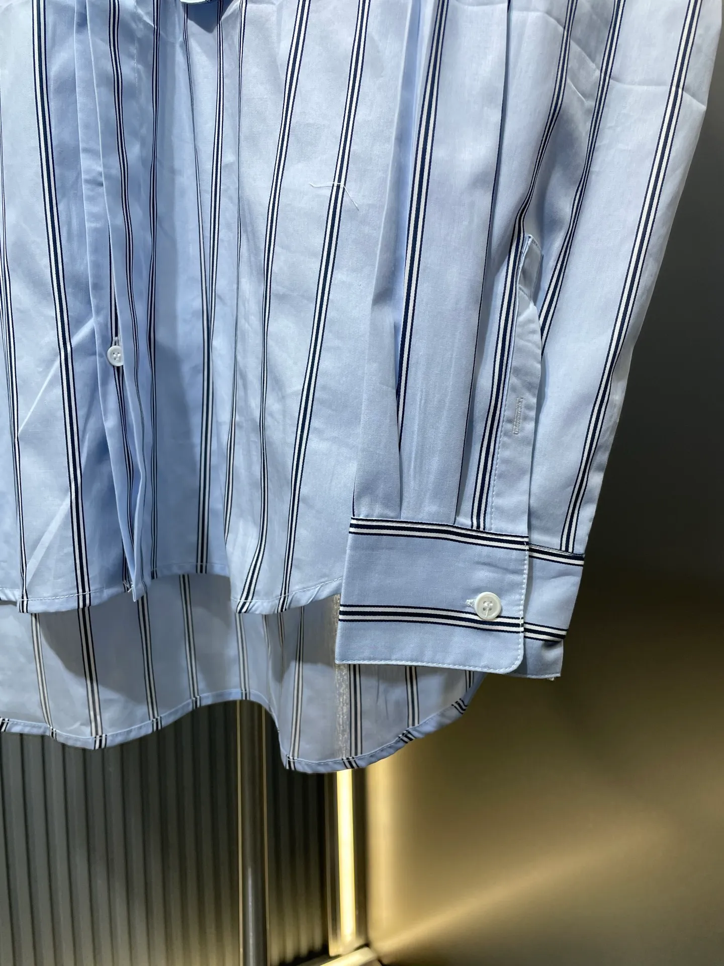 🅿️500 DR🔥The Dior men's wear series made a wonderful appearance at the launch show, using fashionable tailoring to highlight the beauty of workwear. Crafted from blue striped cotton, it features Cistian Couture embroidery on the chest pocket. Oversized fit for a casual look! Same style for men and women. Size: S.M.L.XL three standards complete