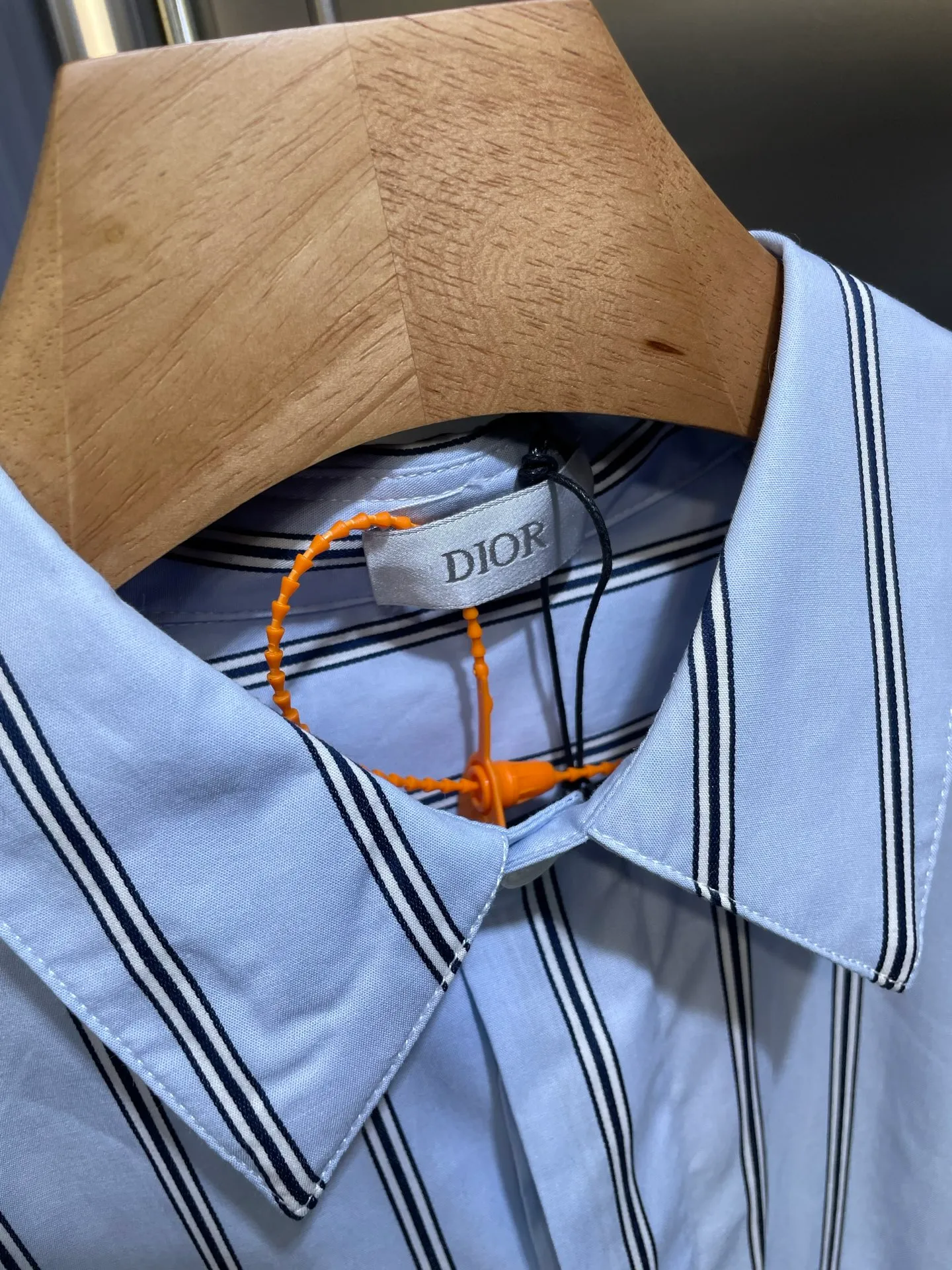 🅿️500 DR🔥The Dior men's wear series made a wonderful appearance at the launch show, using fashionable tailoring to highlight the beauty of workwear. Crafted from blue striped cotton, it features Cistian Couture embroidery on the chest pocket. Oversized fit for a casual look! Same style for men and women. Size: S.M.L.XL three standards complete