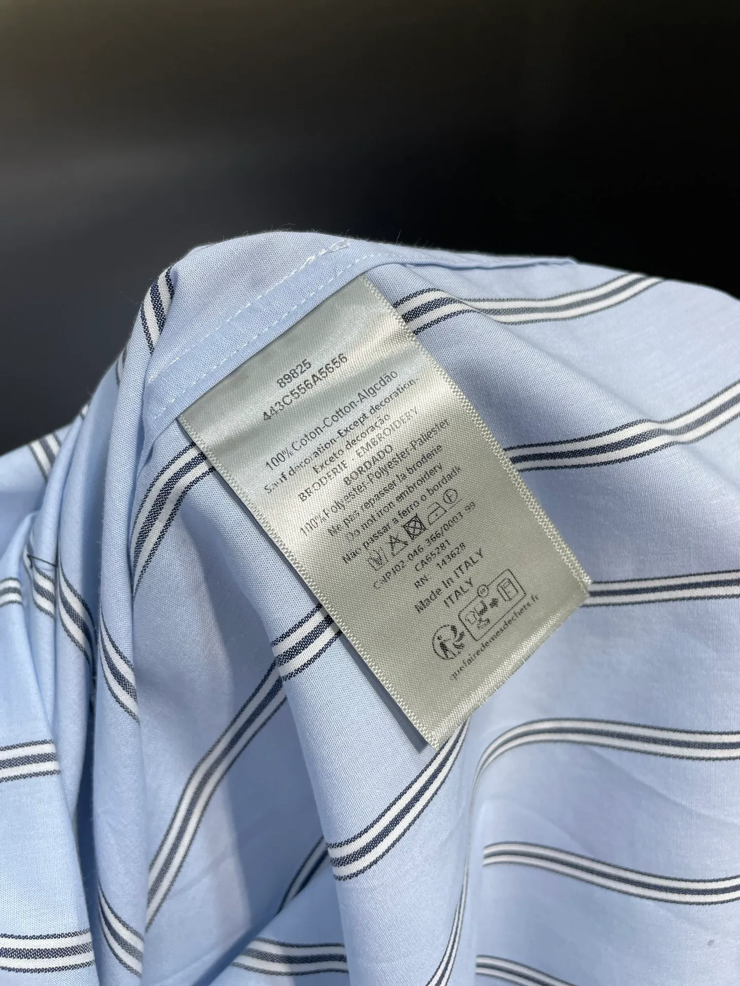 🅿️500 DR🔥The Dior men's wear series made a wonderful appearance at the launch show, using fashionable tailoring to highlight the beauty of workwear. Crafted from blue striped cotton, it features Cistian Couture embroidery on the chest pocket. Oversized fit for a casual look! Same style for men and women. Size: S.M.L.XL three standards complete