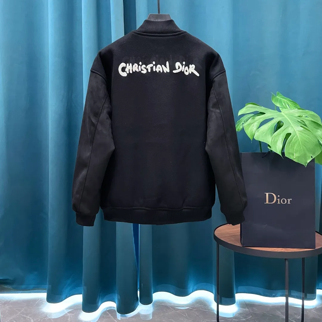 🅿️410 Dior➡️Dior 2025ss runway style baseball uniform jacket. I ordered the original model and it took a month to finally ship. I love it so much. The upper body is really handsome. A blogger on Douyin said that LV's new products this year will become the future trend. If you look through street photos, you will find that celebrities regard it as a collectible jacket, a must-have item for men and women who want light luxury for commuting. Developing the highest version on the entire network, it took 1 month to customize and the cost was extremely high. The German imported flat-machine made custom-woven wool jacquard threads, using the first layer of imported lambskin. The pleated texture is unparalleled. It is hand-cut and meticulously crafted. The stitching position is very technical. Whether the whole garment is good or not depends on this position. Top-notch workmanship and details can stand the test. A full set of customized accessories, the letters are clear and perfectly restored without any difference. High-end atmosphere and full grade! The entire dress is exclusively customized with heavy craftsmanship. The towel patch embroidery is perfectly combined with craft embroidery and precise stitching! Absolute craftsmanship quality! Size: M L XL XXL