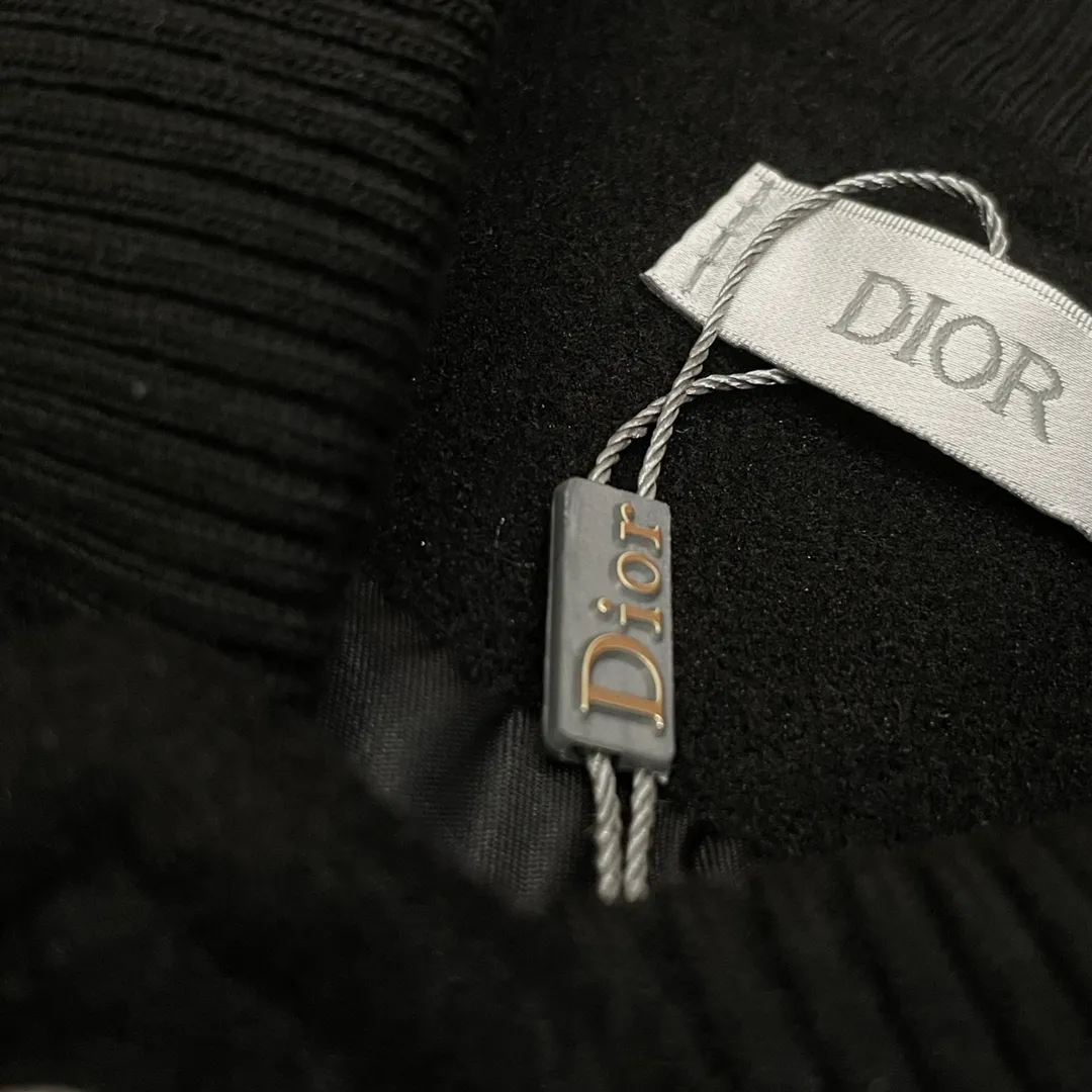 🅿️410 Dior➡️Dior 2025ss runway style baseball uniform jacket. I ordered the original model and it took a month to finally ship. I love it so much. The upper body is really handsome. A blogger on Douyin said that LV's new products this year will become the future trend. If you look through street photos, you will find that celebrities regard it as a collectible jacket, a must-have item for men and women who want light luxury for commuting. Developing the highest version on the entire network, it took 1 month to customize and the cost was extremely high. The German imported flat-machine made custom-woven wool jacquard threads, using the first layer of imported lambskin. The pleated texture is unparalleled. It is hand-cut and meticulously crafted. The stitching position is very technical. Whether the whole garment is good or not depends on this position. Top-notch workmanship and details can stand the test. A full set of customized accessories, the letters are clear and perfectly restored without any difference. High-end atmosphere and full grade! The entire dress is exclusively customized with heavy craftsmanship. The towel patch embroidery is perfectly combined with craft embroidery and precise stitching! Absolute craftsmanship quality! Size: M L XL XXL