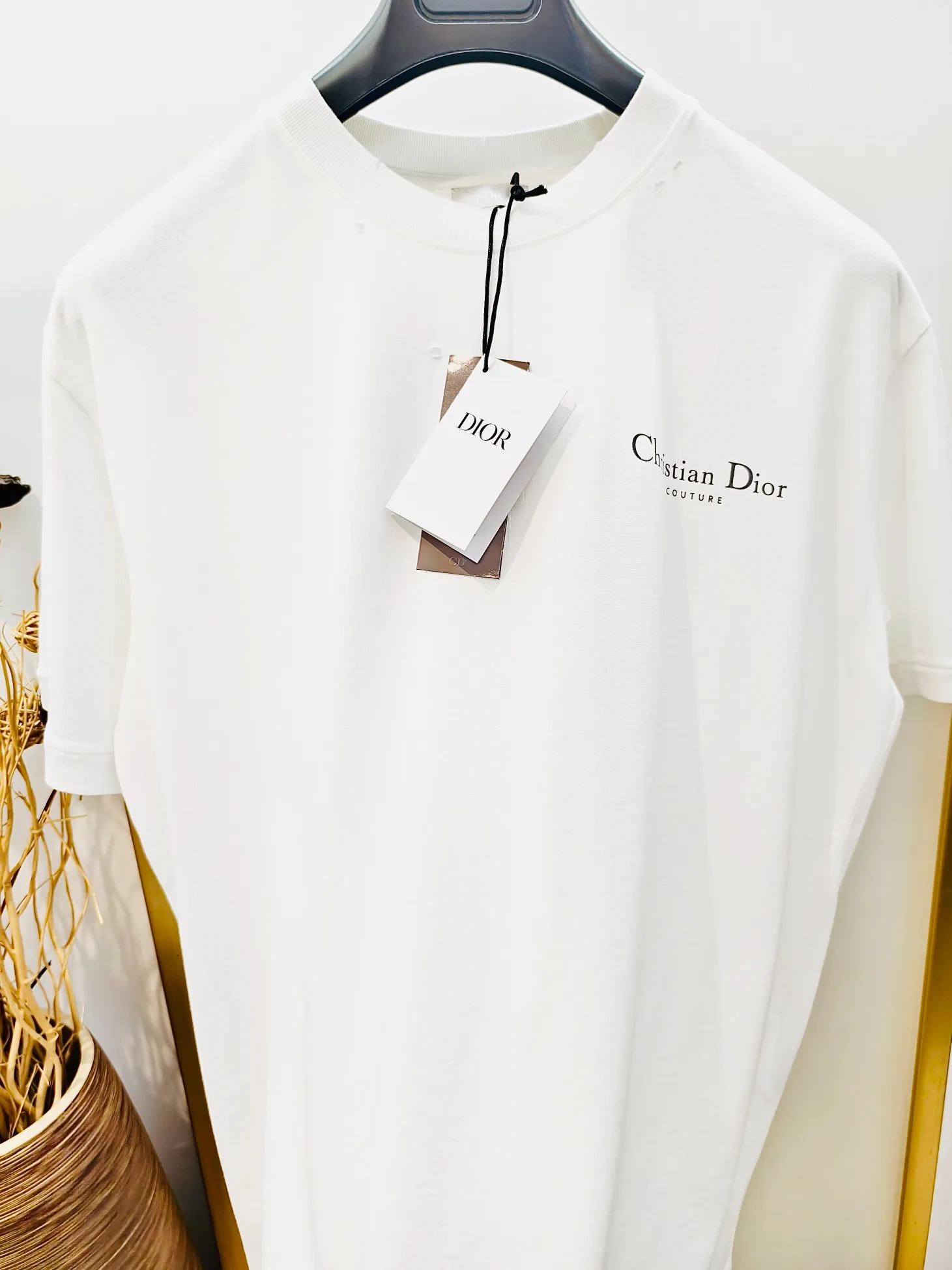 🅿️230 🌈Size: s/m/l/xl, black and white OS loose version, same style for men and women 1977364858081 Dio*Dior classic ripped and incomplete letter slit loose version half-sleeved T-shirt. Made of heavyweight pure cotton, carefully made with garment wash/shredded. Loose version cut with ribbed round neck, easy to create a casual look.  ⚠️Washing method: Dry clean or fast machine wash in cold water wrapped inside out laundry bag! !