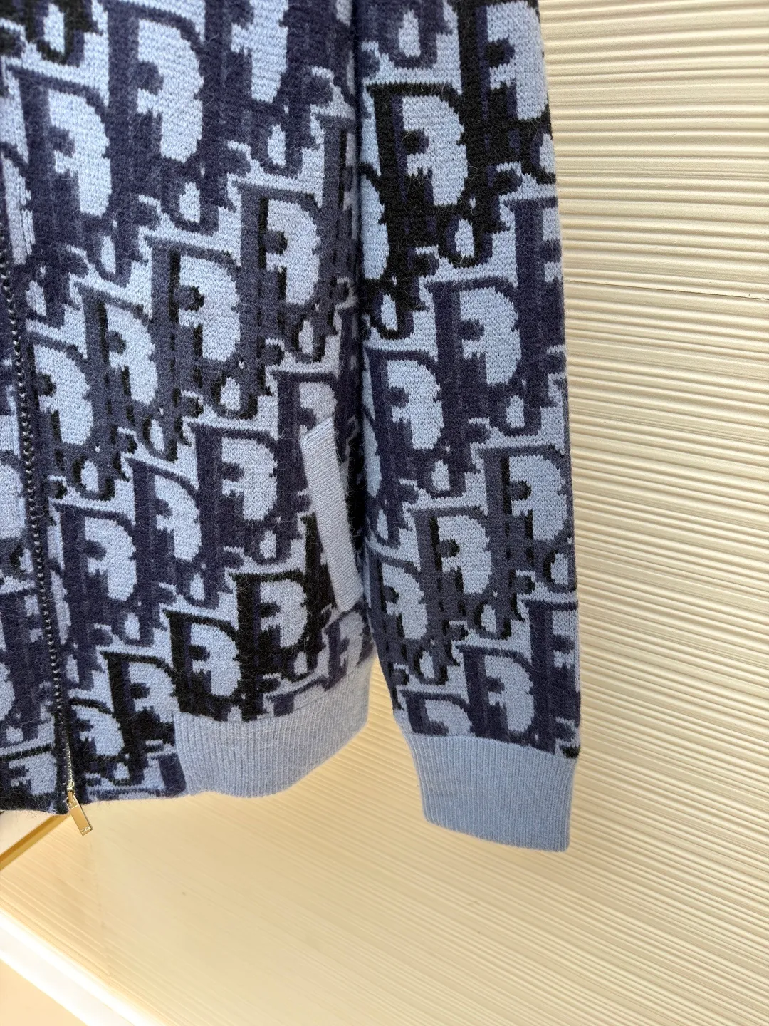Dior wool printed ribbed zipper long-sleeved jacket ●Original version: Purchased and developed by 33157 ●Item number: 1681746- ●Material: wool blended fabric ●Technology: knitted jacquard production ●Color: blue and black ●Version: fitted version ●Weight: about 1285 grams ●Size: XS-S-M-L ●Description: This knitted jacket uses multi-color jacquard technology, interweaving dark and light blue and black to present the brand's iconic letter pattern. The pattern texture is clear and has a strong three-dimensional effect. The body of the garment is made of soft knitted fabric, which is precisely woven to ensure uniform density and a delicate and skin-friendly touch. The collar, cuffs and hem are ribbed in the same color, providing an elastic fit and enhancing the overall silhouette. The front is equipped with a metal zipper, which is smooth and echoes the style of the jacquard pattern; the body is three-dimensionally cut, with a loose and casual fit. The jacquard process uses multi-tissue needles to work together to make the pattern and background color distinct. It has both design recognition and the comfortable texture of knitted items. It is the finishing touch to highlight the brand style in daily wear. The overall wiring is straight and delicate, the fabric is comfortable and soft, and the color is consistent without color difference. It can be matched with the same style to create a fashionable look and control various occasions. Customized accessories, complete with three standards, same style for men and women!