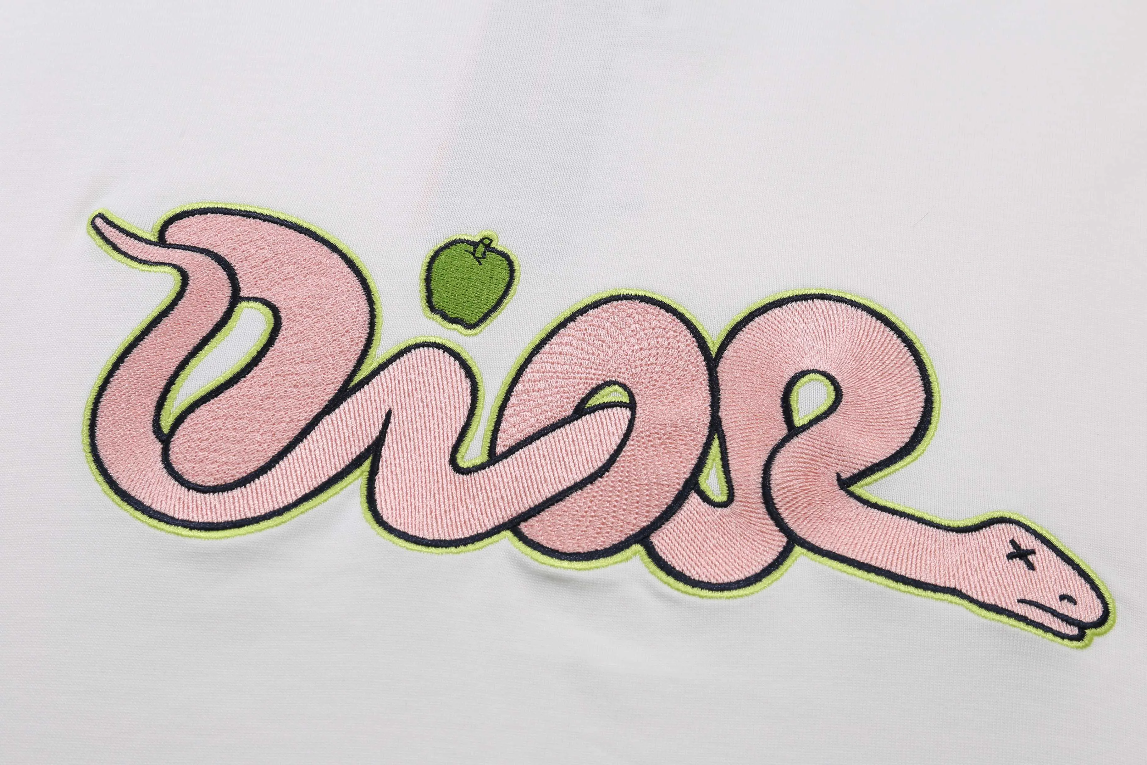 🅿️200 Correct version of high quality D1or/25ss new Year of the Snake co-branded bloom-dyed short-sleeved T-shirt made of 21s double yarn cotton plain weave. It is equipped with 21 pairs of fine cotton yarns and 1*1 horizontal machine-woven threads. The front and rear hems are printed with digital direct injection, and the full-length large-size pattern is available.  The front panel is embroidered with Tajima embroidery machine imported from Japan. The number of embroidery stitches reaches 130,000. The thread color is matched with satin patch to increase the stiffness to avoid shifting during the embroidery process. The short needle tatami three-layer embroidery method is equipped with a new co-branded hangtag for the Year of the Snake. Same size for men and women. Size: XS S M L