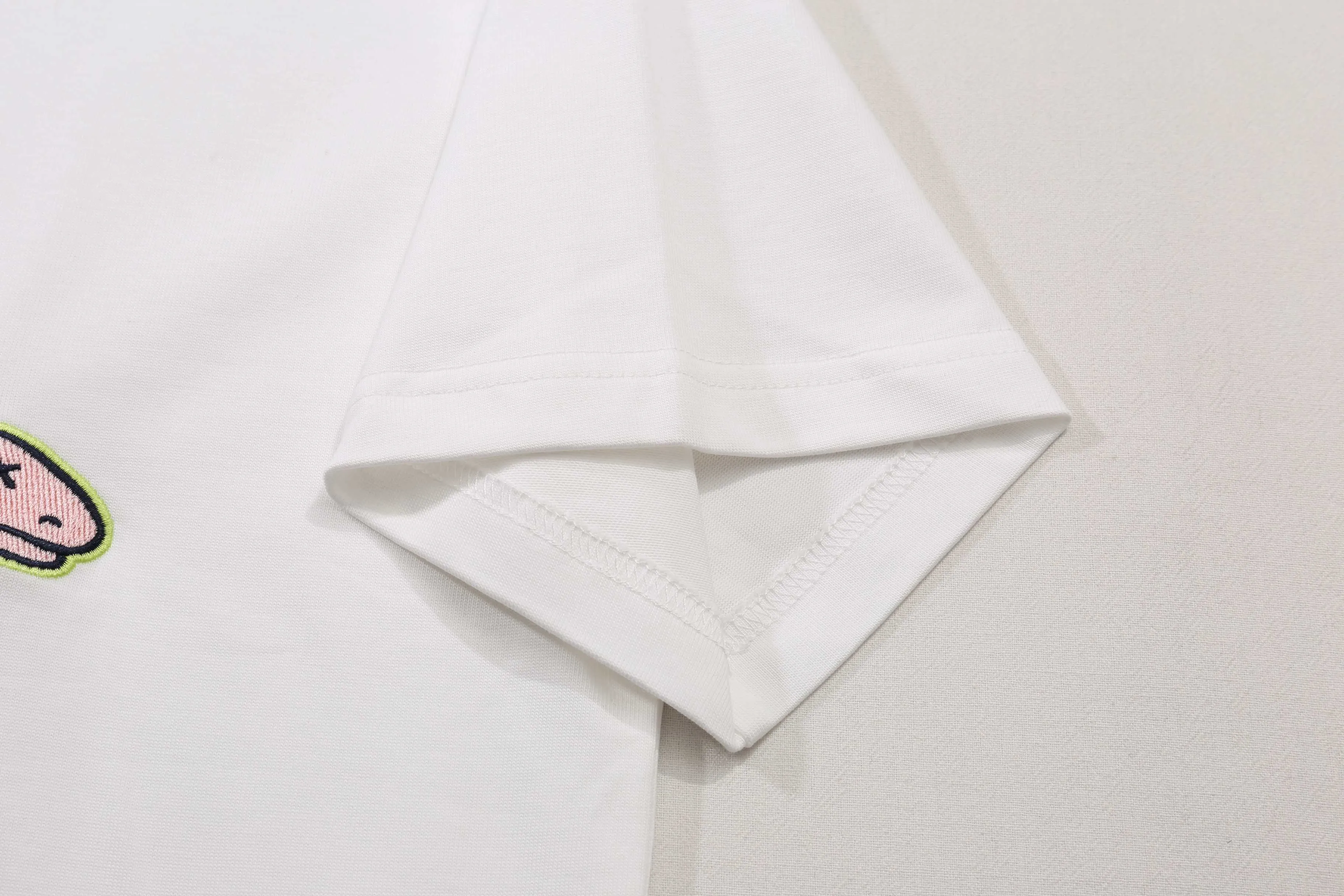 🅿️200 Correct version of high quality D1or/25ss new Year of the Snake co-branded bloom-dyed short-sleeved T-shirt made of 21s double yarn cotton plain weave. It is equipped with 21 pairs of fine cotton yarns and 1*1 horizontal machine-woven threads. The front and rear hems are printed with digital direct injection, and the full-length large-size pattern is available.  The front panel is embroidered with Tajima embroidery machine imported from Japan. The number of embroidery stitches reaches 130,000. The thread color is matched with satin patch to increase the stiffness to avoid shifting during the embroidery process. The short needle tatami three-layer embroidery method is equipped with a new co-branded hangtag for the Year of the Snake. Same size for men and women. Size: XS S M L