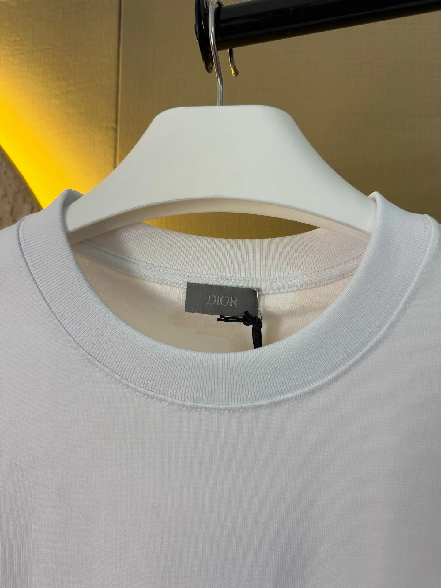 🅿️156 Dior Year of the Snake Limited Edition Apple Snake Embroidered Badge Short Sleeve Made of pure cotton 12S fine cotton plain fabric, 310g. The embroidery pattern is based on tatami embroidery technology. The embroidery uses a special single-needle arrangement. The stitches are tight and flat, forming a texture similar to the tatami grid, making the embroidery pattern have a strong three-dimensional and layered feel. Embroidered with silk threads of multiple colors, the colors are bright and contrasting, showing rich patterns and details. The outline is stroked by needle embroidery, the embroidery pattern is matched with the brand logo design, and the brand letter logo is single-needle flat embroidered. Made from a variety of needlework; the outline of the pattern is embroidered with a single straight line and straight silk thread. The outline edges and letter embroidery are stitched together to create clear and rich three-dimensional layers. The standard round neck and short-sleeved version has a rounded arc neckline, which is suitable for various face shapes and body shapes; the sleeve length is moderate and ends just above the elbow, showing a smart and neat image. The slim fit can show off the wearer's body curves without sacrificing comfort. The collar, cuffs, hem and other parts are all sewn with fine double-needle stitching. Size: S-XL