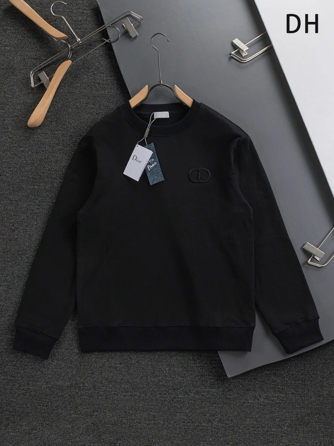 🅿️280 Dior Dior micro wide version CD micro wide version S-Xl 25ss autumn and winter sweatshirt, forever unbeatable, classic style, permanent boutique, counter timeless classic washed style, CD letter logo on chest🪡 embroidery, neckline, sleeve hem, washed heavy craftsmanship logo pattern, heavy craftsmanship, same style for men and women, short-sleeved T-shirt, cotton blended terry jersey fabric, original development This is from the 2025 beachwear limited series. The full-logo jacquard towel highlights the classic Obliave flower. It is matched with an S-shaped round neck and topstitching. It is unique. The whole body is decorated with obliqve jacquard. The ribbed round neck is matched with V-shaped topstitching. Customized accessories. The whole body is customized and developed according to the Y-panel... Complete with three standards, it can control various styles and pay tribute to Dior's historic year! Coupled with the blessing of full-flower cotton material, both the upper body comfort and the existence are unparalleled. It can be said to be a must-have companion in summer. The excellent breathability and comfortable wearing feeling are unparalleled~ Recommended! ! Same style for men and women! Color: Black White Lake Blue Size: S-XL Size chart: S: Shoulder width 55-Bust 56-Length 71.5 M: Shoulder width 56.5-Bust 58-Length 73 L: Shoulder width 58-Bust 60-Length 74.5 XL: Shoulder width 59.5-Bust 62-Length 76