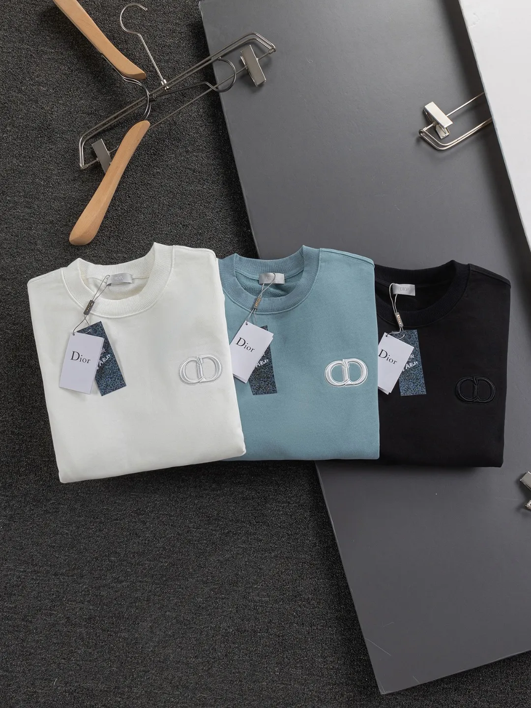 🅿️280 Dior Dior micro wide version CD micro wide version S-Xl 25ss autumn and winter sweatshirt, forever unbeatable, classic style, permanent boutique, counter timeless classic washed style, CD letter logo on chest🪡 embroidery, neckline, sleeve hem, washed heavy craftsmanship logo pattern, heavy craftsmanship, same style for men and women, short-sleeved T-shirt, cotton blended terry jersey fabric, original development This is from the 2025 beachwear limited series. The full-logo jacquard towel highlights the classic Obliave flower. It is matched with an S-shaped round neck and topstitching. It is unique. The whole body is decorated with obliqve jacquard. The ribbed round neck is matched with V-shaped topstitching. Customized accessories. The whole body is customized and developed according to the Y-panel... Complete with three standards, it can control various styles and pay tribute to Dior's historic year! Coupled with the blessing of full-flower cotton material, both the upper body comfort and the existence are unparalleled. It can be said to be a must-have companion in summer. The excellent breathability and comfortable wearing feeling are unparalleled~ Recommended! ! Same style for men and women! Color: Black White Lake Blue Size: S-XL Size chart: S: Shoulder width 55-Bust 56-Length 71.5 M: Shoulder width 56.5-Bust 58-Length 73 L: Shoulder width 58-Bust 60-Length 74.5 XL: Shoulder width 59.5-Bust 62-Length 76