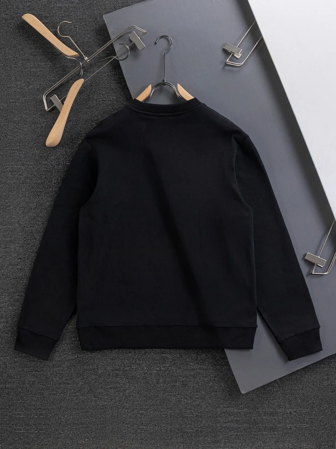 🅿️280 Dior Dior micro wide version CD micro wide version S-Xl 25ss autumn and winter sweatshirt, forever unbeatable, classic style, permanent boutique, counter timeless classic washed style, CD letter logo on chest🪡 embroidery, neckline, sleeve hem, washed heavy craftsmanship logo pattern, heavy craftsmanship, same style for men and women, short-sleeved T-shirt, cotton blended terry jersey fabric, original development This is from the 2025 beachwear limited series. The full-logo jacquard towel highlights the classic Obliave flower. It is matched with an S-shaped round neck and topstitching. It is unique. The whole body is decorated with obliqve jacquard. The ribbed round neck is matched with V-shaped topstitching. Customized accessories. The whole body is customized and developed according to the Y-panel... Complete with three standards, it can control various styles and pay tribute to Dior's historic year! Coupled with the blessing of full-flower cotton material, both the upper body comfort and the existence are unparalleled. It can be said to be a must-have companion in summer. The excellent breathability and comfortable wearing feeling are unparalleled~ Recommended! ! Same style for men and women! Color: Black White Lake Blue Size: S-XL Size chart: S: Shoulder width 55-Bust 56-Length 71.5 M: Shoulder width 56.5-Bust 58-Length 73 L: Shoulder width 58-Bust 60-Length 74.5 XL: Shoulder width 59.5-Bust 62-Length 76