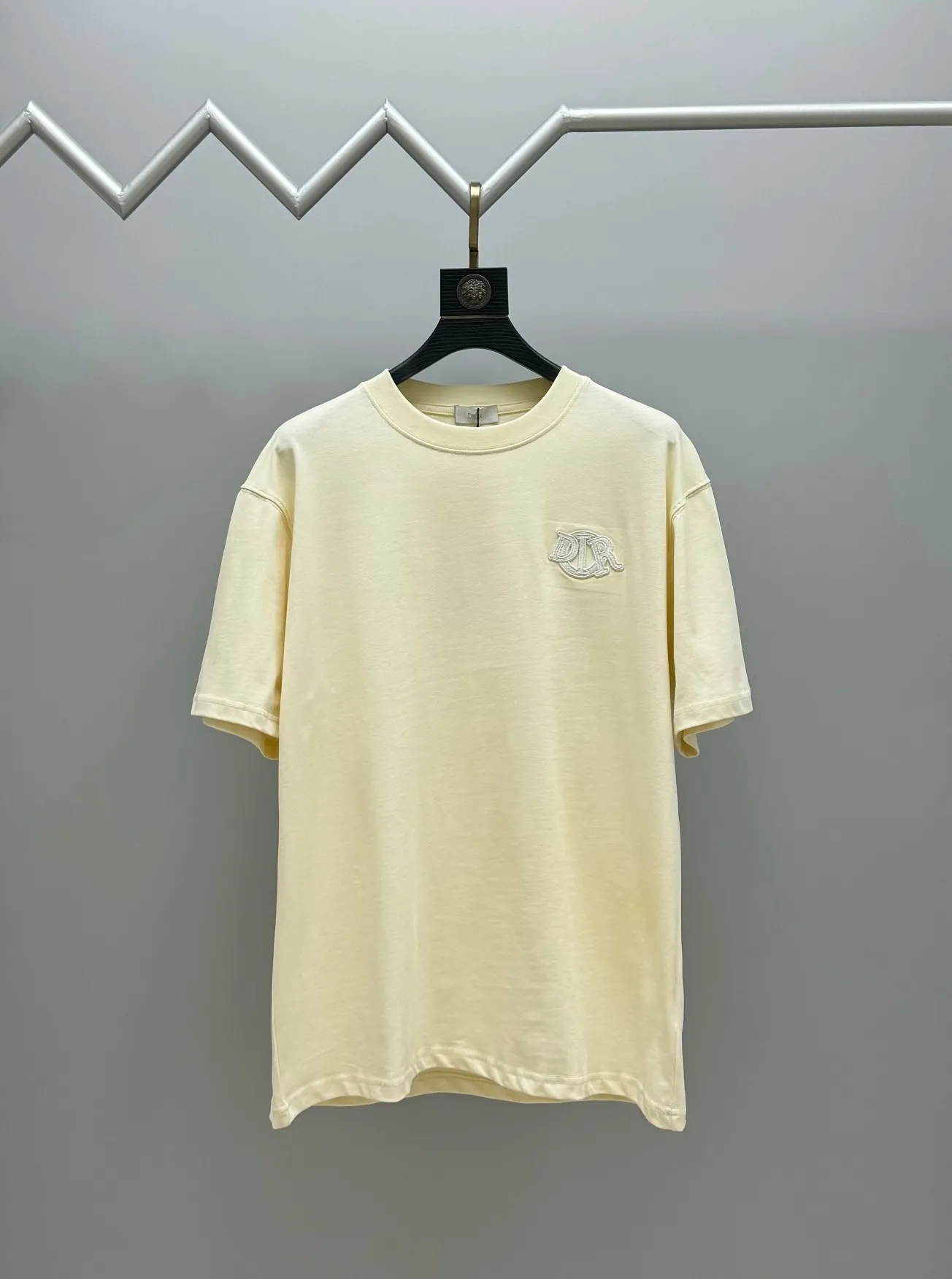 🅿️220 (top version, different currency) will not be taken off the shelves all year round, sell with confidence. Style: Dior/DIO.R short-sleeved T-shirt. Fabric: 300g double yarn 100% cotton. Rib: 320g heavy Sorona 1*1 trendy brand. Craftsmanship: imported machine embroidery logo. Color: white blue apricot. Size: XS S M L. Gender-neutral. Same style for men and women.