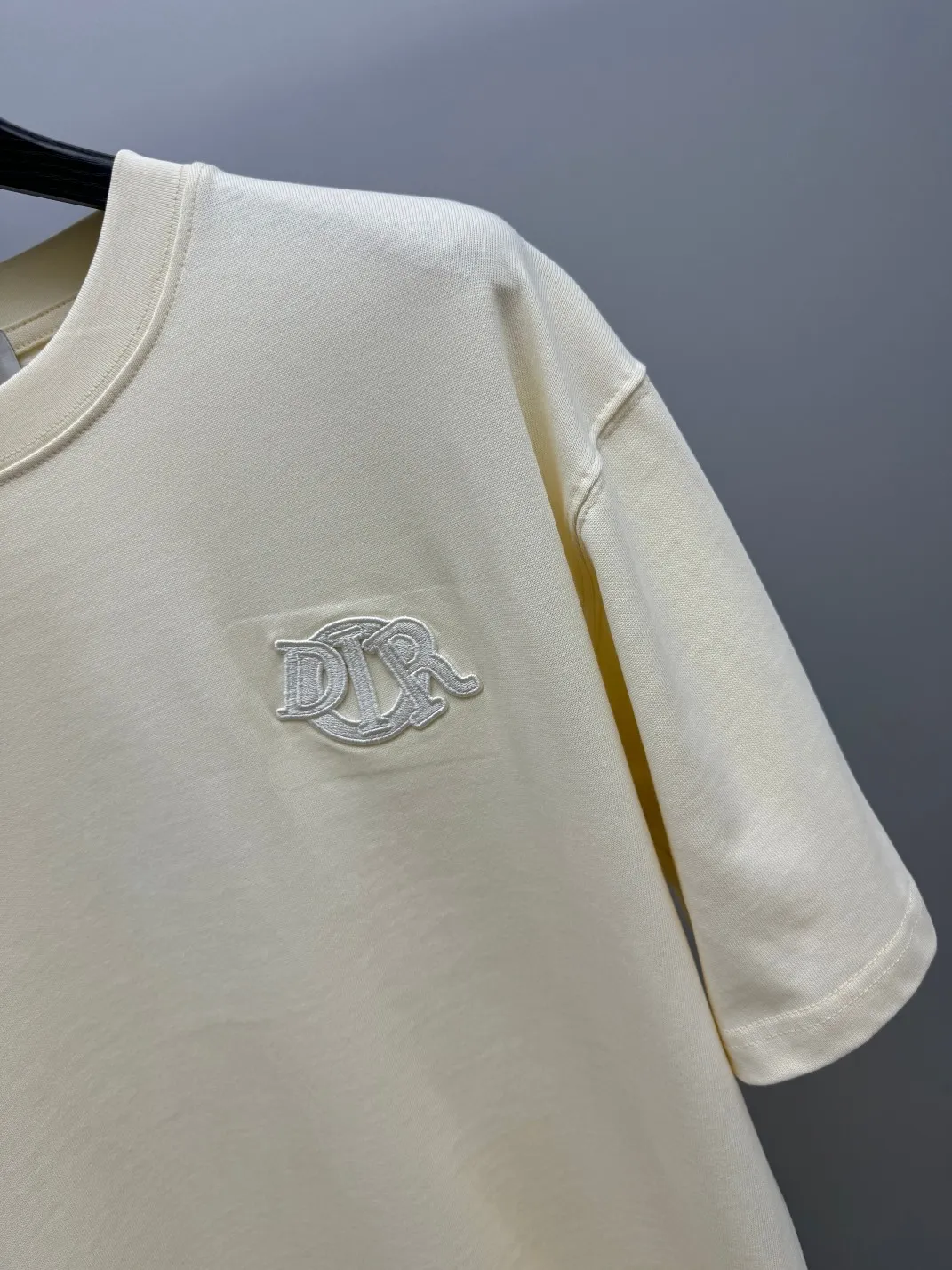 🅿️220 (top version, different currency) will not be taken off the shelves all year round, sell with confidence. Style: Dior/DIO.R short-sleeved T-shirt. Fabric: 300g double yarn 100% cotton. Rib: 320g heavy Sorona 1*1 trendy brand. Craftsmanship: imported machine embroidery logo. Color: white blue apricot. Size: XS S M L. Gender-neutral. Same style for men and women.