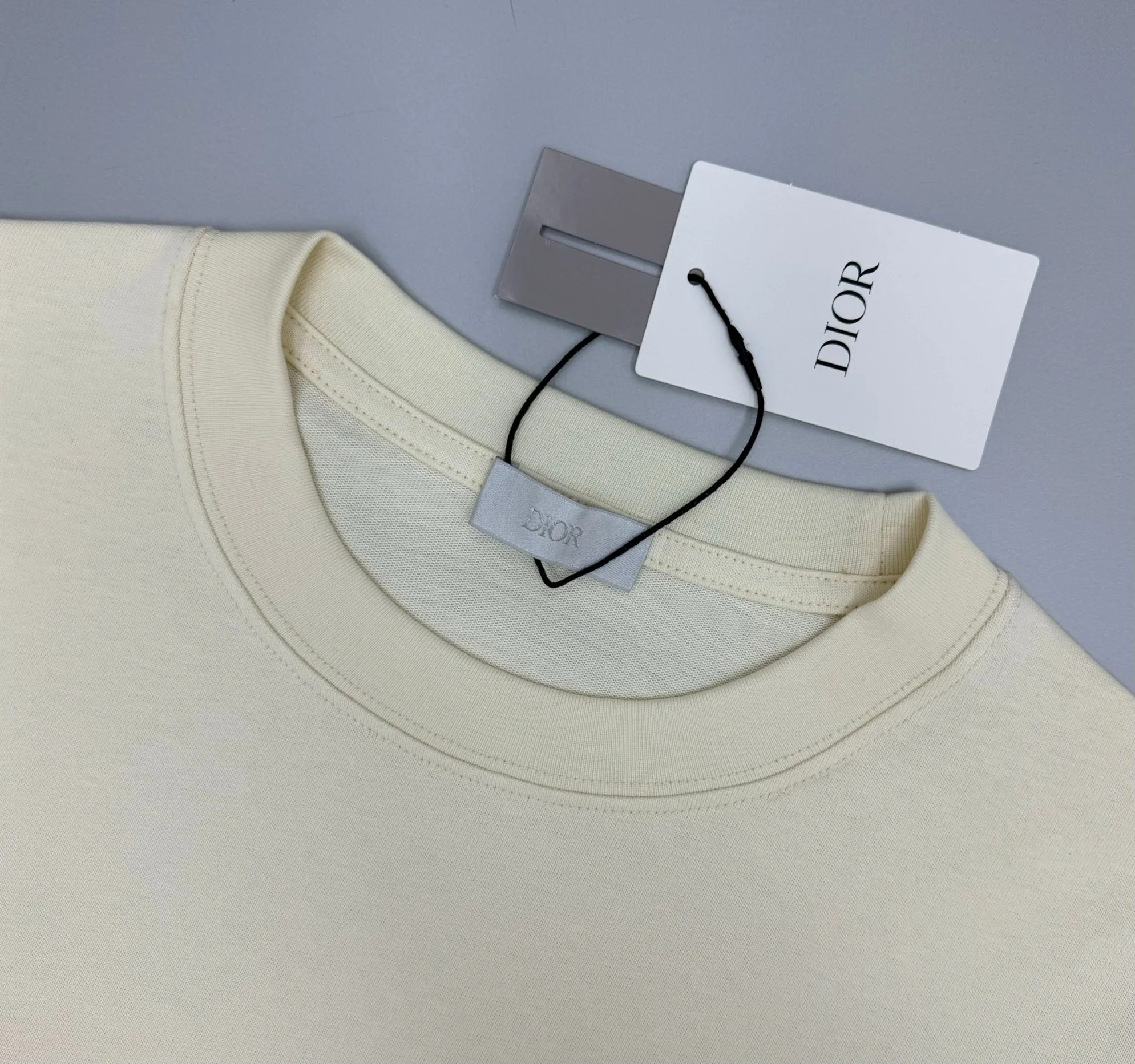 🅿️220 (top version, different currency) will not be taken off the shelves all year round, sell with confidence. Style: Dior/DIO.R short-sleeved T-shirt. Fabric: 300g double yarn 100% cotton. Rib: 320g heavy Sorona 1*1 trendy brand. Craftsmanship: imported machine embroidery logo. Color: white blue apricot. Size: XS S M L. Gender-neutral. Same style for men and women.