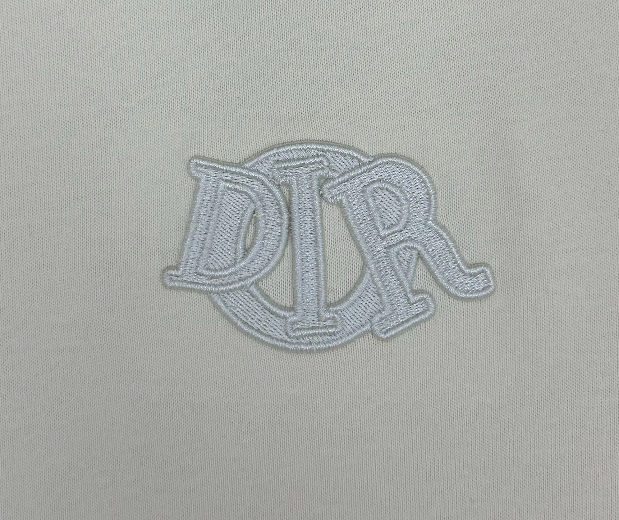 🅿️220 (top version, different currency) will not be taken off the shelves all year round, sell with confidence. Style: Dior/DIO.R short-sleeved T-shirt. Fabric: 300g double yarn 100% cotton. Rib: 320g heavy Sorona 1*1 trendy brand. Craftsmanship: imported machine embroidery logo. Color: white blue apricot. Size: XS S M L. Gender-neutral. Same style for men and women.