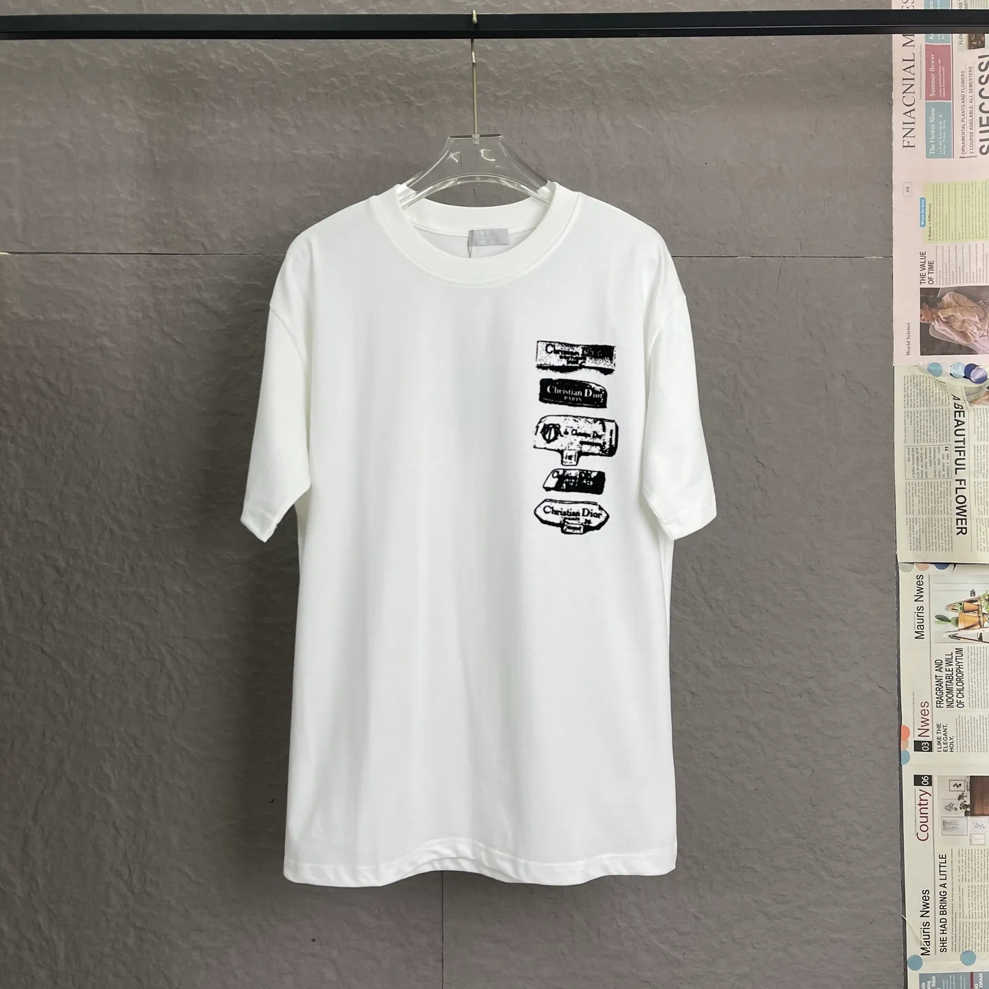 🅿️170 /A22 DIOR Dior Fabric upgrade 300 high gram weight Discharge printing process Exclusive new original order Same style for men and women Casual loose fit short sleeves High-end customization High version Fashionable and versatile imported fabrics Super soft and delicate feel Skin-friendly and comfortable to wear High-end boutique High-temperature washing process to ensure no deformation or shrinkage, summer wear, a comfortable and beautiful value! A must-have item for beauty and aging! The surface is ultra-fine and smooth, uniform, delicate and soft. It is comfortable to wear and can easily create a cool summer feel. It is easy to handle on the upper body and becomes the focus of the street in minutes. Size: S-XL Color: black and white