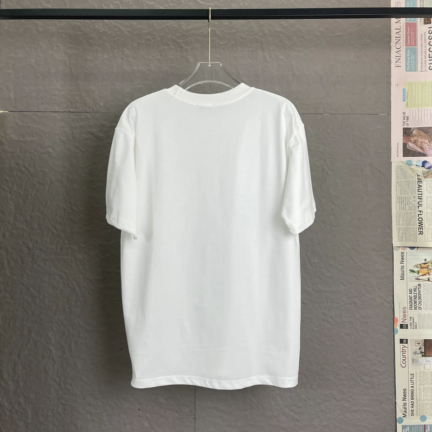 🅿️170 /A22 DIOR Dior Fabric upgrade 300 high gram weight Discharge printing process Exclusive new original order Same style for men and women Casual loose fit short sleeves High-end customization High version Fashionable and versatile imported fabrics Super soft and delicate feel Skin-friendly and comfortable to wear High-end boutique High-temperature washing process to ensure no deformation or shrinkage, summer wear, a comfortable and beautiful value! A must-have item for beauty and aging! The surface is ultra-fine and smooth, uniform, delicate and soft. It is comfortable to wear and can easily create a cool summer feel. It is easy to handle on the upper body and becomes the focus of the street in minutes. Size: S-XL Color: black and white