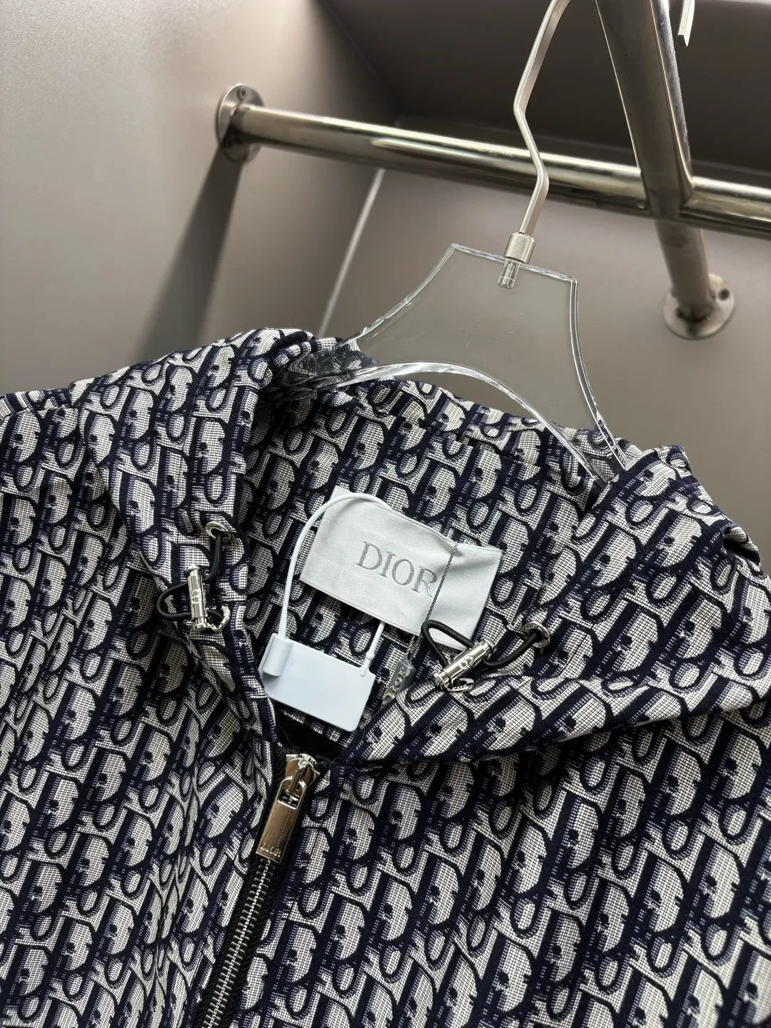 🅿️700 Dior Classic Letter Jacquard Hooded Thin Cotton Jacket This hooded jacket is decorated with classic letter jacquard. It is carefully made of royal blue jacquard technical fabric, with zipper closure and sleeves decorated with label design. It can be worn in spring and autumn, and can also be paired with couples' outfits. It is the same style for men and women, creating a refined casual look.  Size: M-XXXL