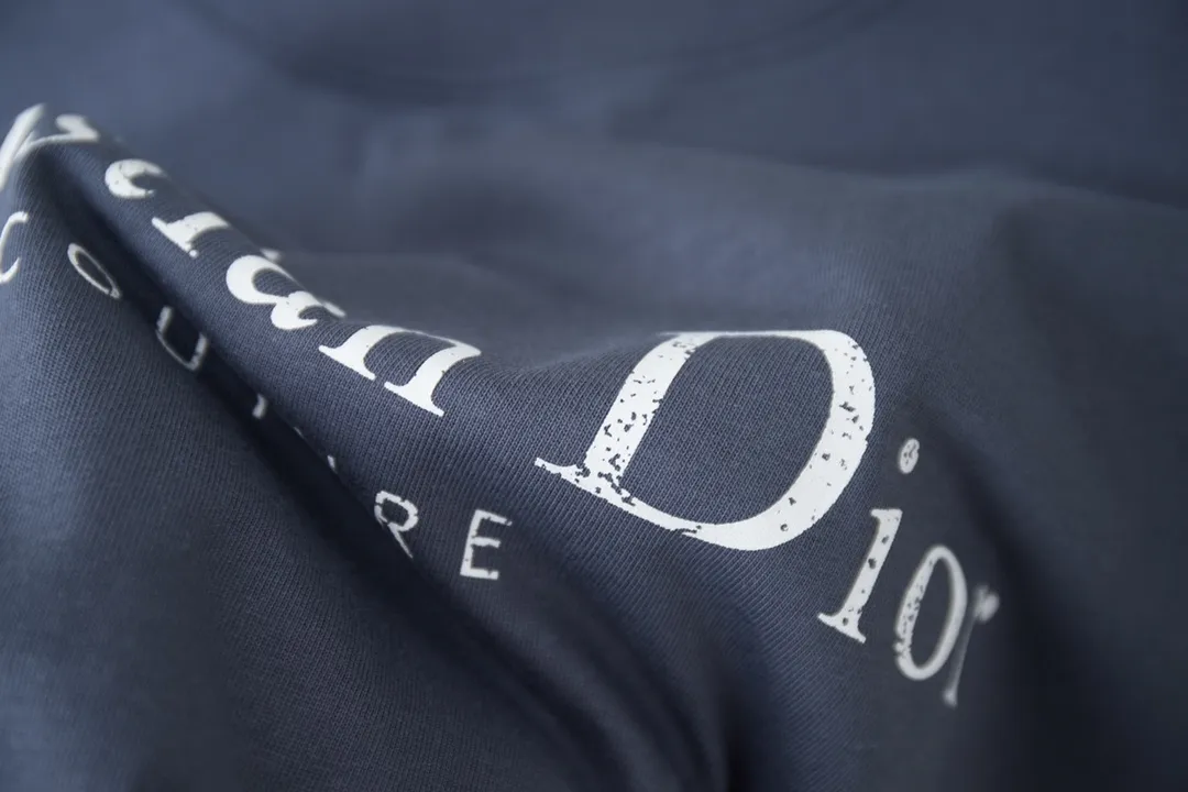 🅿️180 D＊or CD 25SS early spring new style joint series letter logo frayed short sleeves light luxury essential item for daily commuting for men and women correct version welcome to compare detailed features · 320g 100% pure cotton double yarn jersey fabric · Custom dyed in the same cylinder, special thickened 32 count double-strand 1X1 thread · Artificial hand printing screen printing letter logo pattern · Collar, cuffs, hem edging process · Double-needle stitching across seams · Original main mark, washed tag, branded moisture-proof paper packaging Color: White/Black/Gray Size: S/M/L/XL