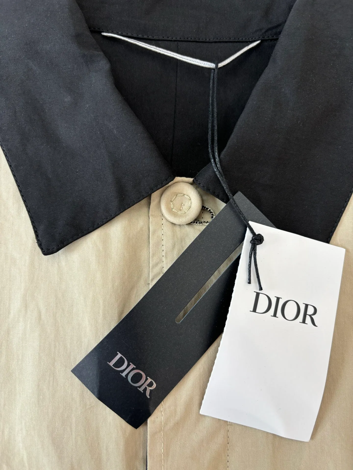 🅿️596 Dio*/Dior 25SS lapel old money style jacket. The fabric is made of cotton twill body and lining made of 100% cotton. The shuttle loom shuttles between the warp and weft yarns through the shuttle to form the diagonal grain of the twill. The cotton material makes it breathable and comfortable against the skin. The twill weave makes the fabric structure tight, high-grade texture and easy to take care of through careful tailoring. It has formed the D family's classic casual and fashionable style. The concealed button design does not lose the need for formal occasions. The sleeves are connected to the shoulders using single-needle technology, making it firm and linear. There are pockets on the left and right. The fabric is wrapped around the edges of the pockets using piping technology, making it firmer and more aesthetically pleasing. Size: S/M/L/XL