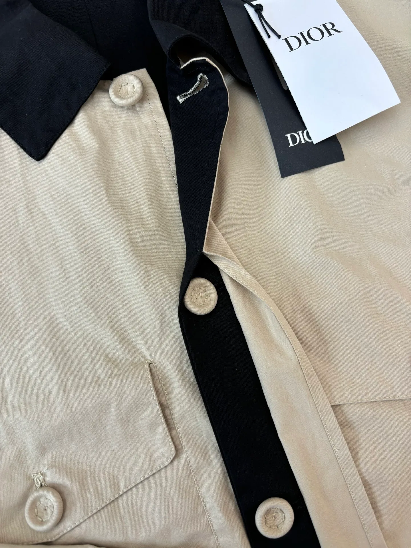 🅿️596 Dio*/Dior 25SS lapel old money style jacket. The fabric is made of cotton twill body and lining made of 100% cotton. The shuttle loom shuttles between the warp and weft yarns through the shuttle to form the diagonal grain of the twill. The cotton material makes it breathable and comfortable against the skin. The twill weave makes the fabric structure tight, high-grade texture and easy to take care of through careful tailoring. It has formed the D family's classic casual and fashionable style. The concealed button design does not lose the need for formal occasions. The sleeves are connected to the shoulders using single-needle technology, making it firm and linear. There are pockets on the left and right. The fabric is wrapped around the edges of the pockets using piping technology, making it firmer and more aesthetically pleasing. Size: S/M/L/XL