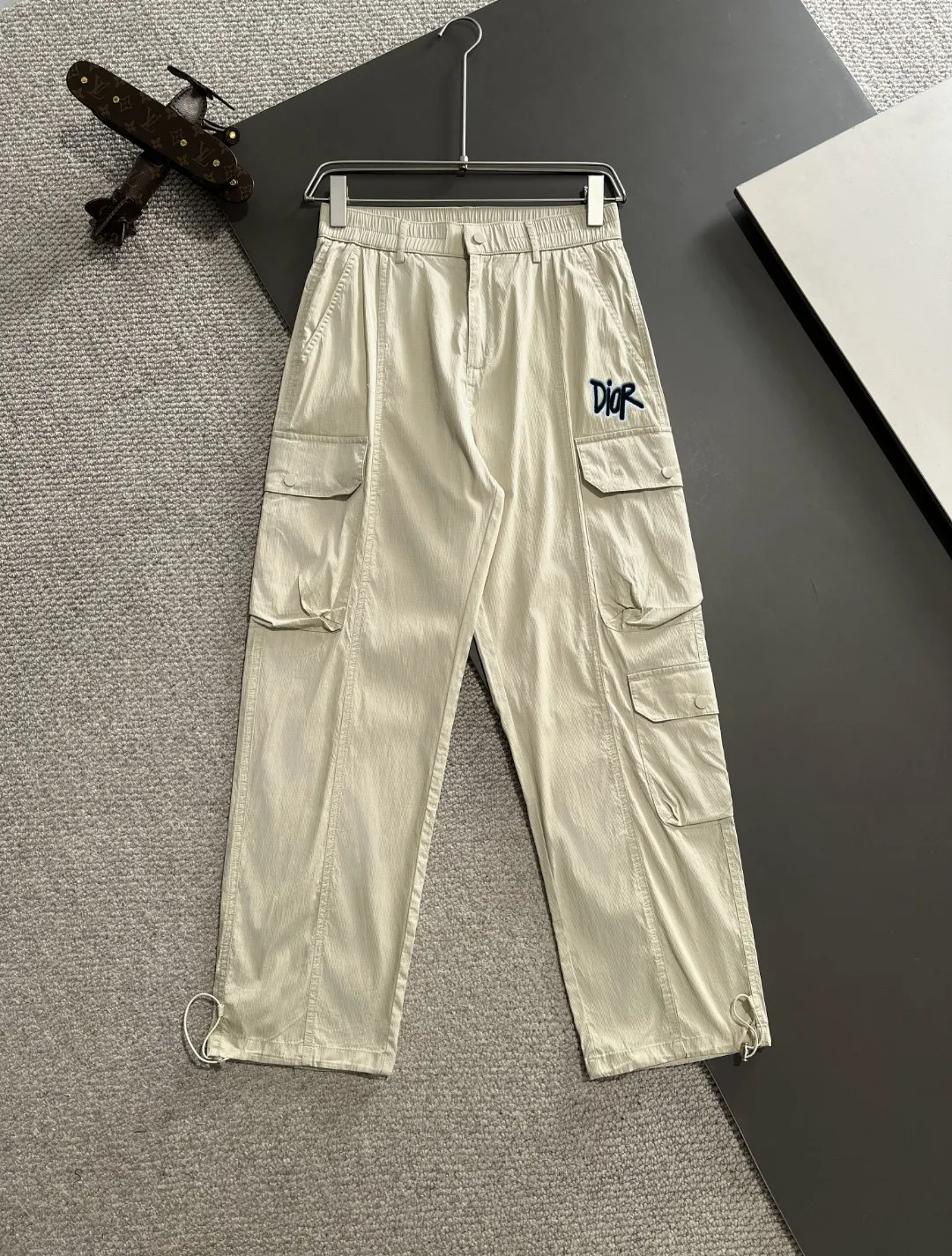 🅿️380 next day shipping Dior 2025 spring and summer new elastic band casual pants, thin counter custom fabrics, high breathability and comfort, impeccable details, brand element design concept, reflecting high quality. It feels delicate and soft! It presents a casual cut and the upper body shape is great! Size: M-4XL