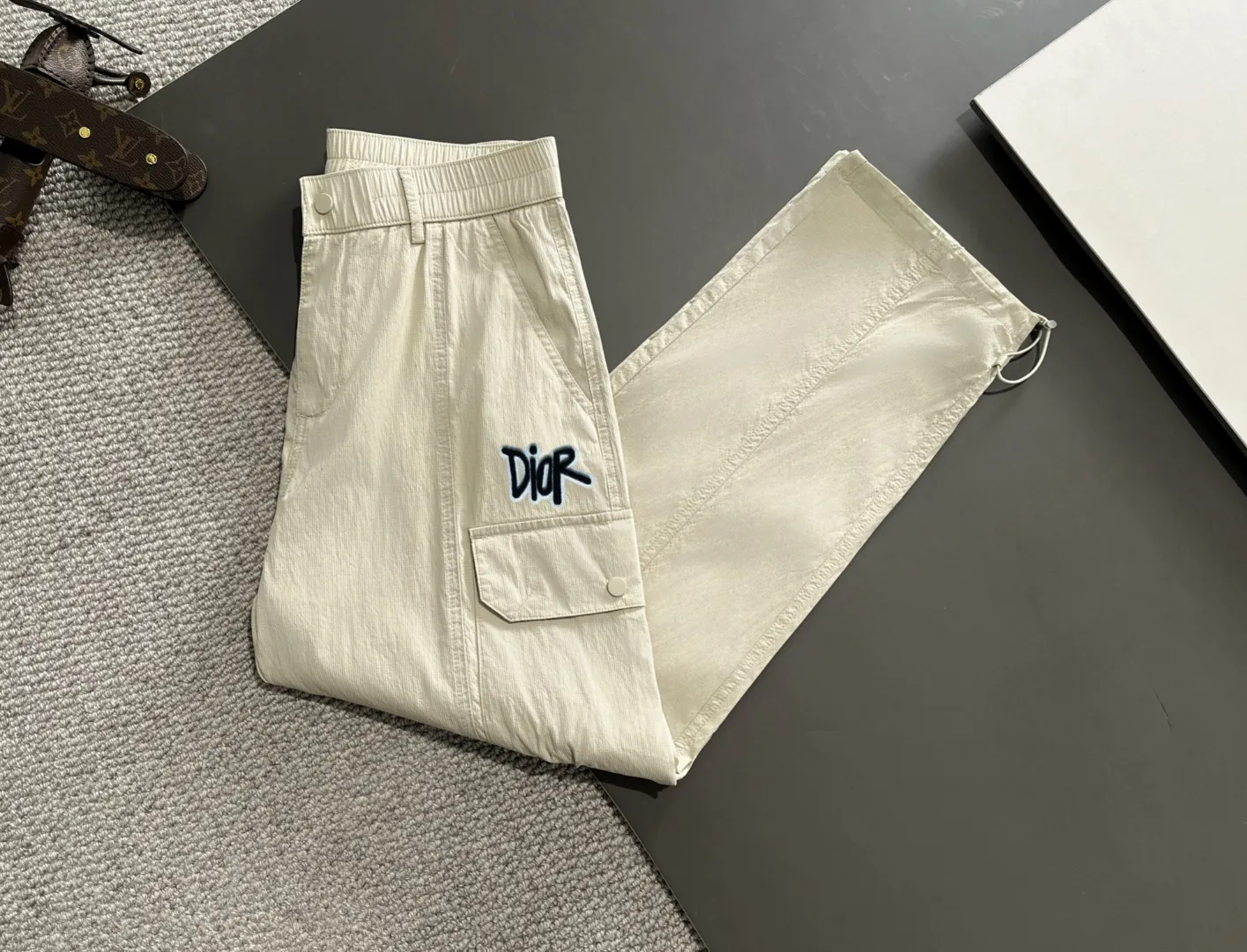 🅿️380 next day shipping Dior 2025 spring and summer new elastic band casual pants, thin counter custom fabrics, high breathability and comfort, impeccable details, brand element design concept, reflecting high quality. It feels delicate and soft! It presents a casual cut and the upper body shape is great! Size: M-4XL