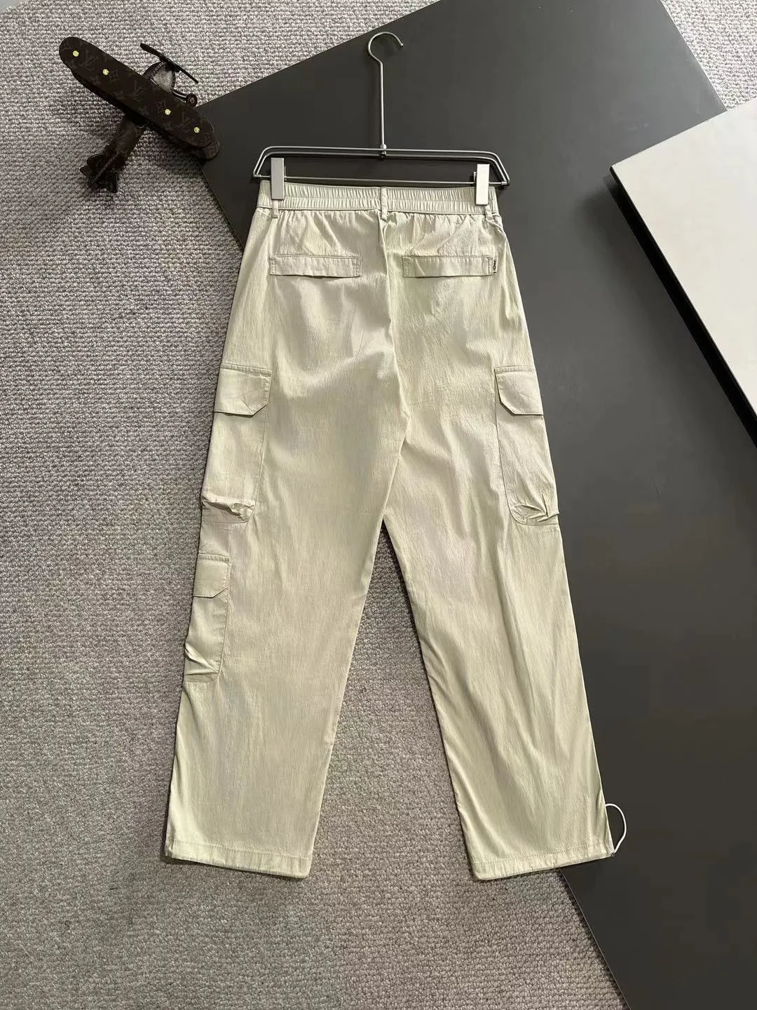 🅿️380 next day shipping Dior 2025 spring and summer new elastic band casual pants, thin counter custom fabrics, high breathability and comfort, impeccable details, brand element design concept, reflecting high quality. It feels delicate and soft! It presents a casual cut and the upper body shape is great! Size: M-4XL