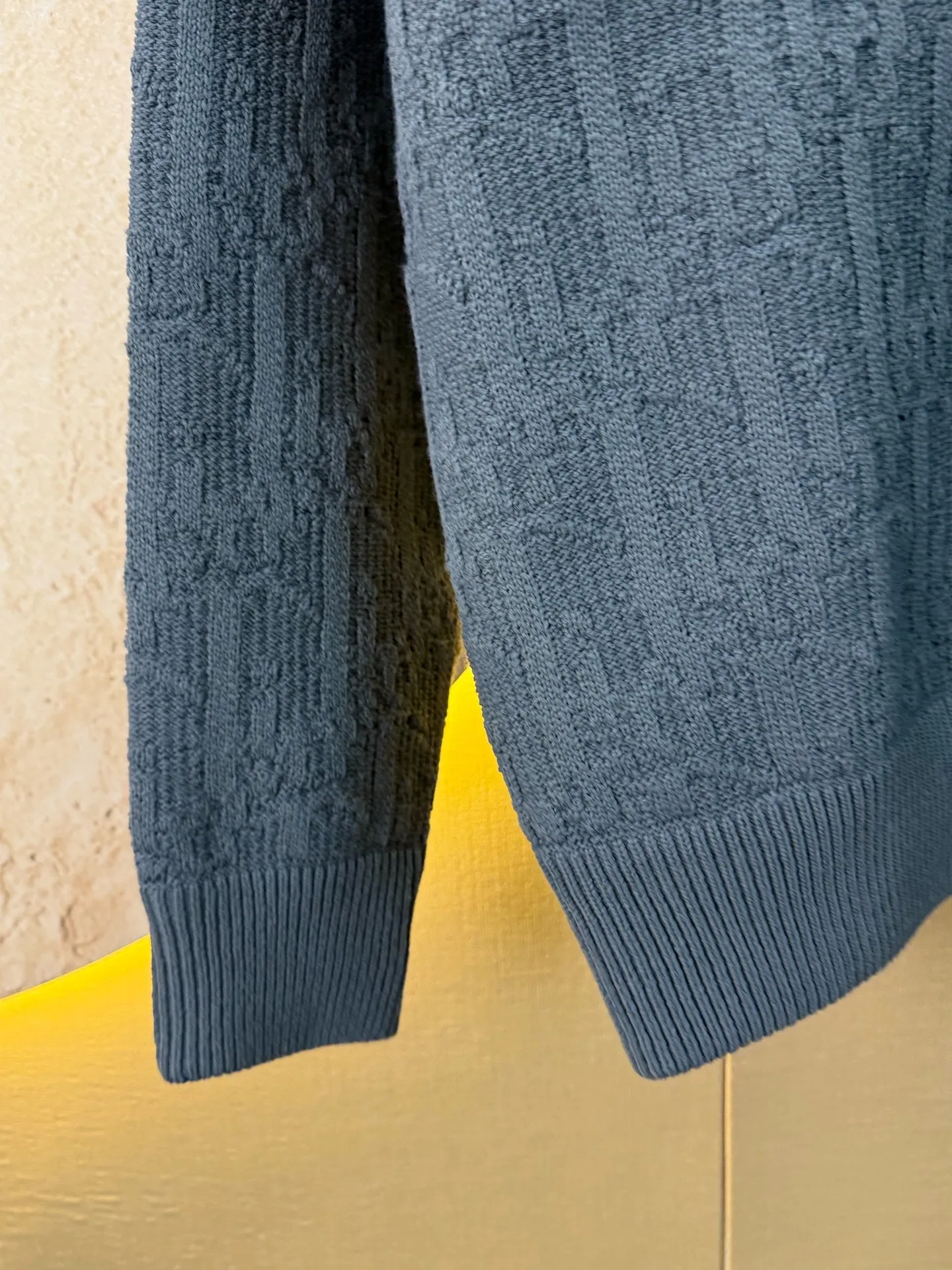 🅿️580 Dior/Dior Dark Pattern Presbyopia Sweater This sweater highlights Dior’s classic Oblique print. Crafted from gray cotton-blend jacquard in an oversized fit, it features ribbed details at the collar, cuffs and hem. Decorated with a tonal printed pattern throughout, subtle details enhance the style. Size: xs s m l