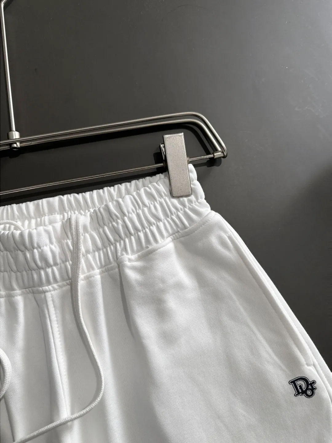 🅿️330 shipped next day, high quality DIOR/Dior 2025 spring and summer new casual solid color loose shorts with elastic band, two needle stitches at the hem of the trousers, fine and firm stitching, custom-made fabrics at the counter with high breathability and comfort, impeccable details, brand element design concept, reflecting high quality. It feels delicate and soft! It presents a casual cut and the upper body shape is great! Size: S-XXL