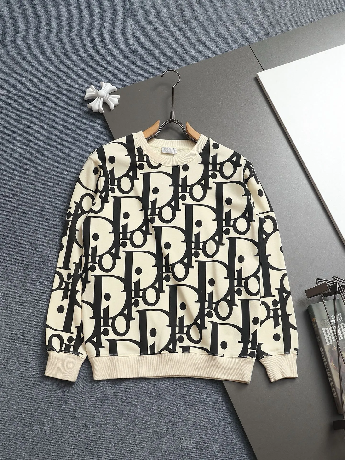 🅿️250 Dior CD micro wide version CD 25SS New product official website for sale simultaneously Round neck sweatshirt logo print pattern As the leader in the luxury world, the D family is well-deserved. The first thing that catches the eye is the loose and comfortable black and white solid color version of the piece we are going to talk about today. The ribbed round collar has become the best modification of its version, and the D family has the upper body LOGO listed on the chest, and the unique design of the letter logo is printed all over, which highlights the texture! The most traditional modification method combined with the simplest color scale contrast forms the strongest and direct contrast, and this is often the most concise and clear minimalist modification method~~A nostalgic classic atmosphere also spreads in this work inadvertently! ! Here’s to a historic year for Dior! Coupled with the blessing of 420 grams of cotton material, both the upper body comfort and the existence are unparalleled. It can be said to be a must-have companion in summer. The excellent breathability and comfortable wearing feeling are unparalleled~ Recommended! ! Color: Apricot Green Purple Orange Size: SMLXL